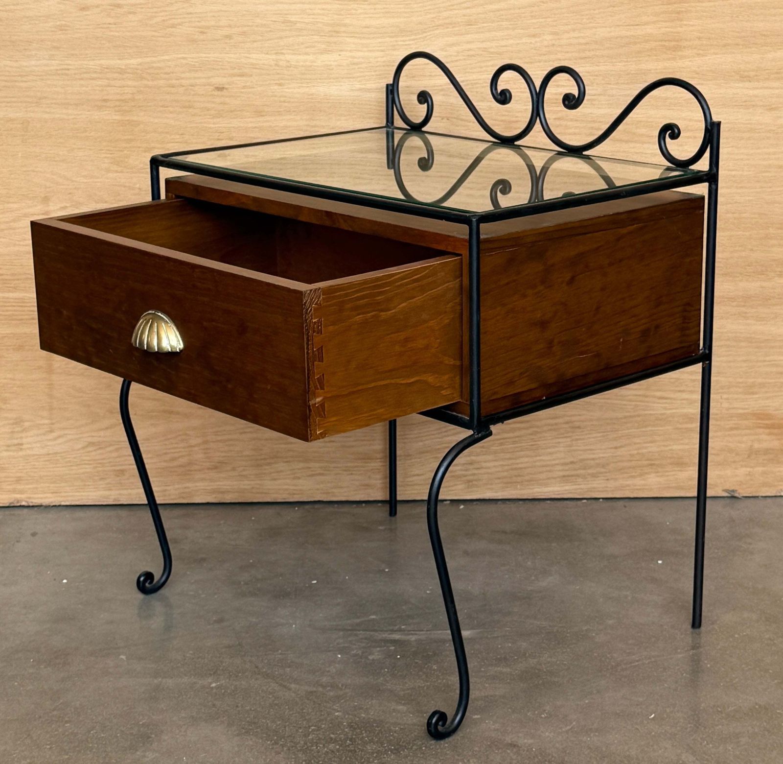 photo for sale Paire de tables de chevet vintage espagnoles en noyer et fer forgé, avec poignées en laiton