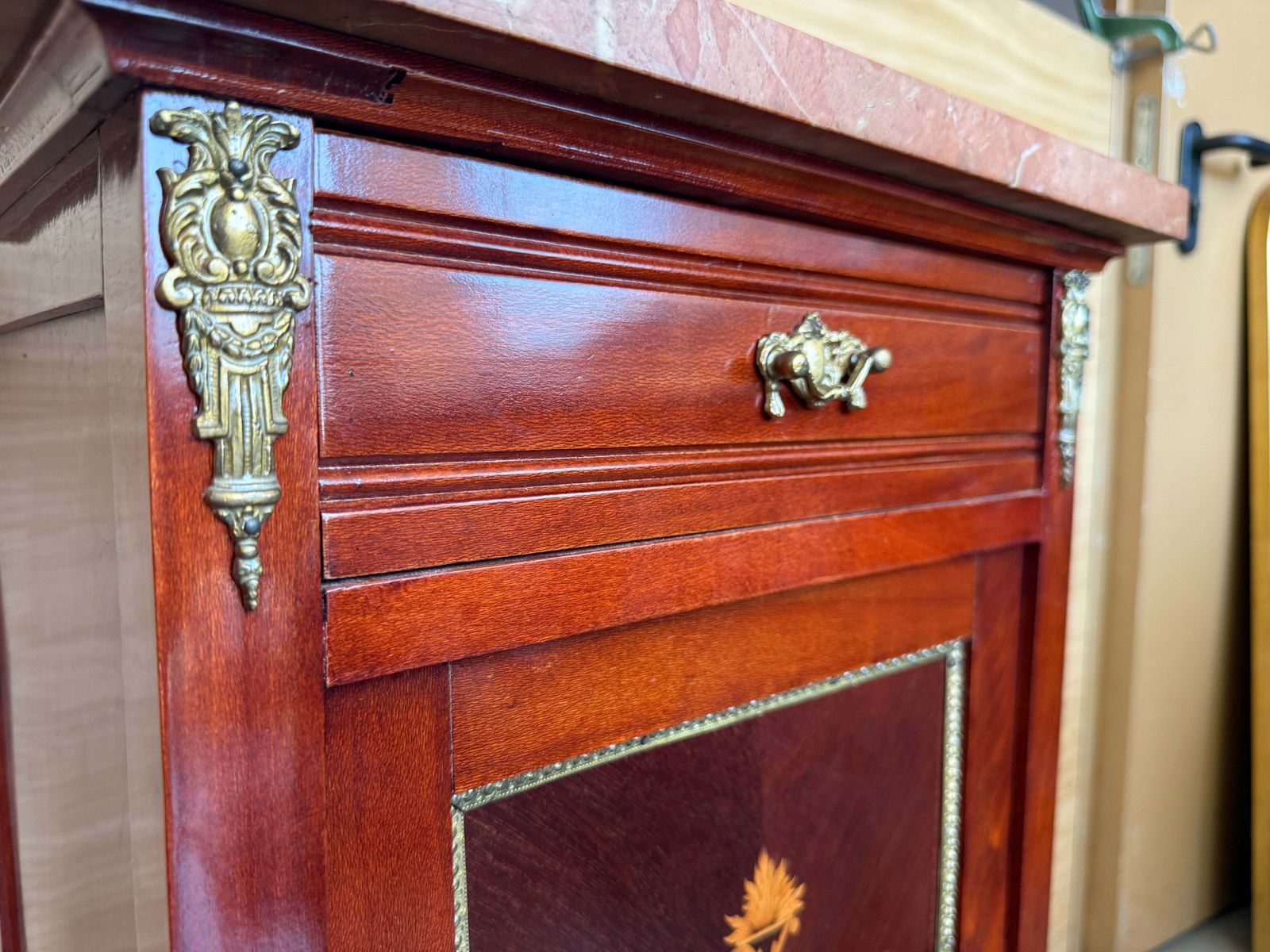 Mobilier Paire de tables de chevet d'époque espagnoles, plateaux en marbre, marqueterie et laiton photo