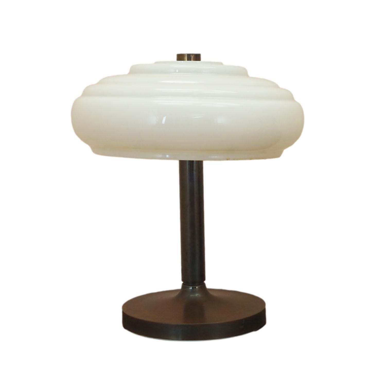 Deense Bureaulamp Ca. Jaren 1960 Met Lensvorming Kap, Bruine Metalen Voet, Art Deco Invloeden