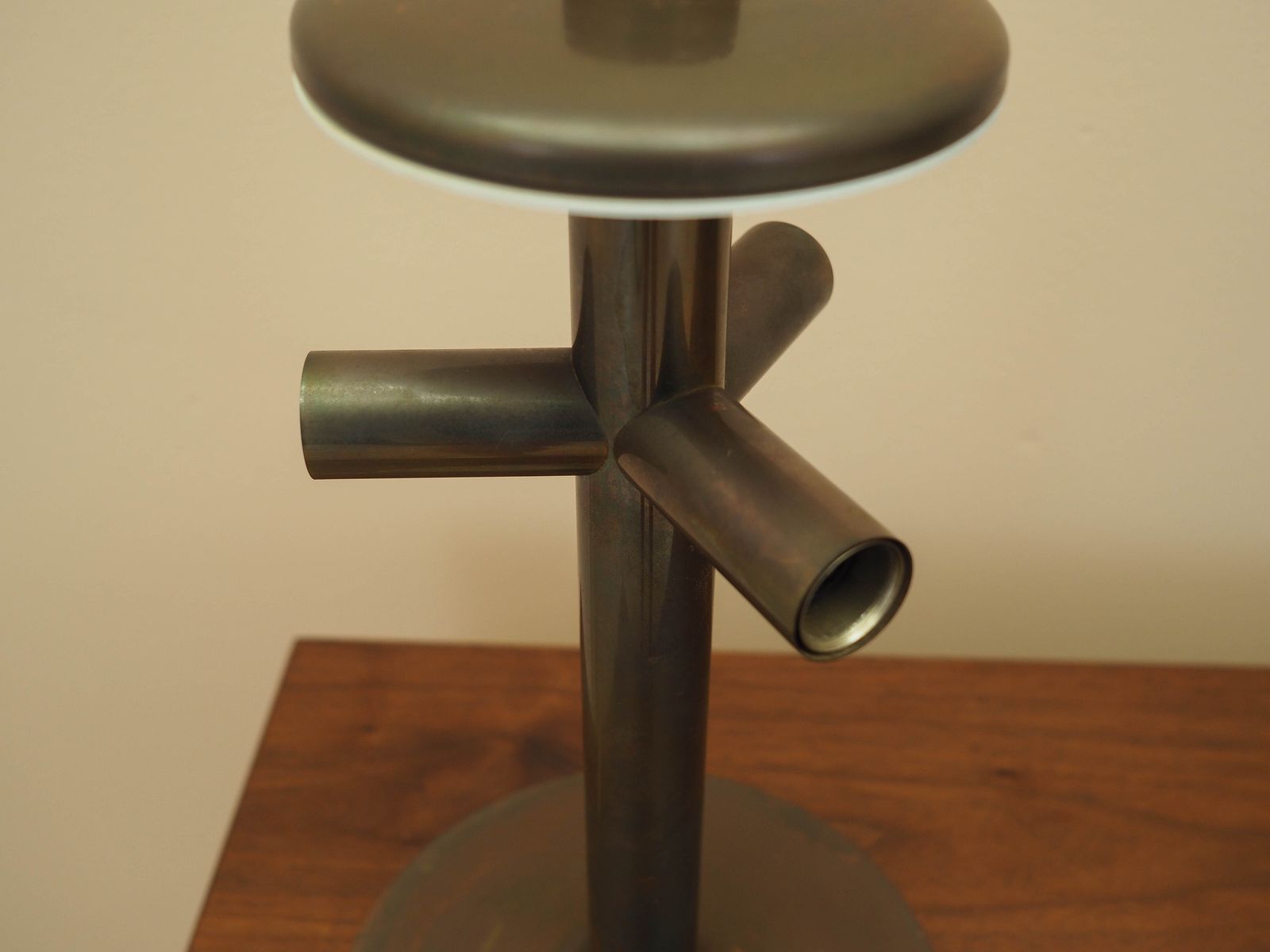 photo for sale Lampe de bureau danoise, années 1960, abat-jour en forme de lentille, pied en métal brun, influences Art déco