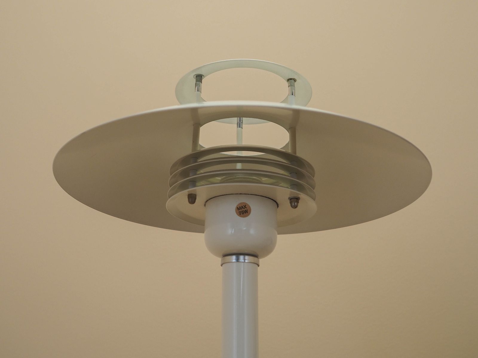 Deense vloerlamp in wit metaal, minimalistisch Scandinavisch design, jaren 1970 photo for sale