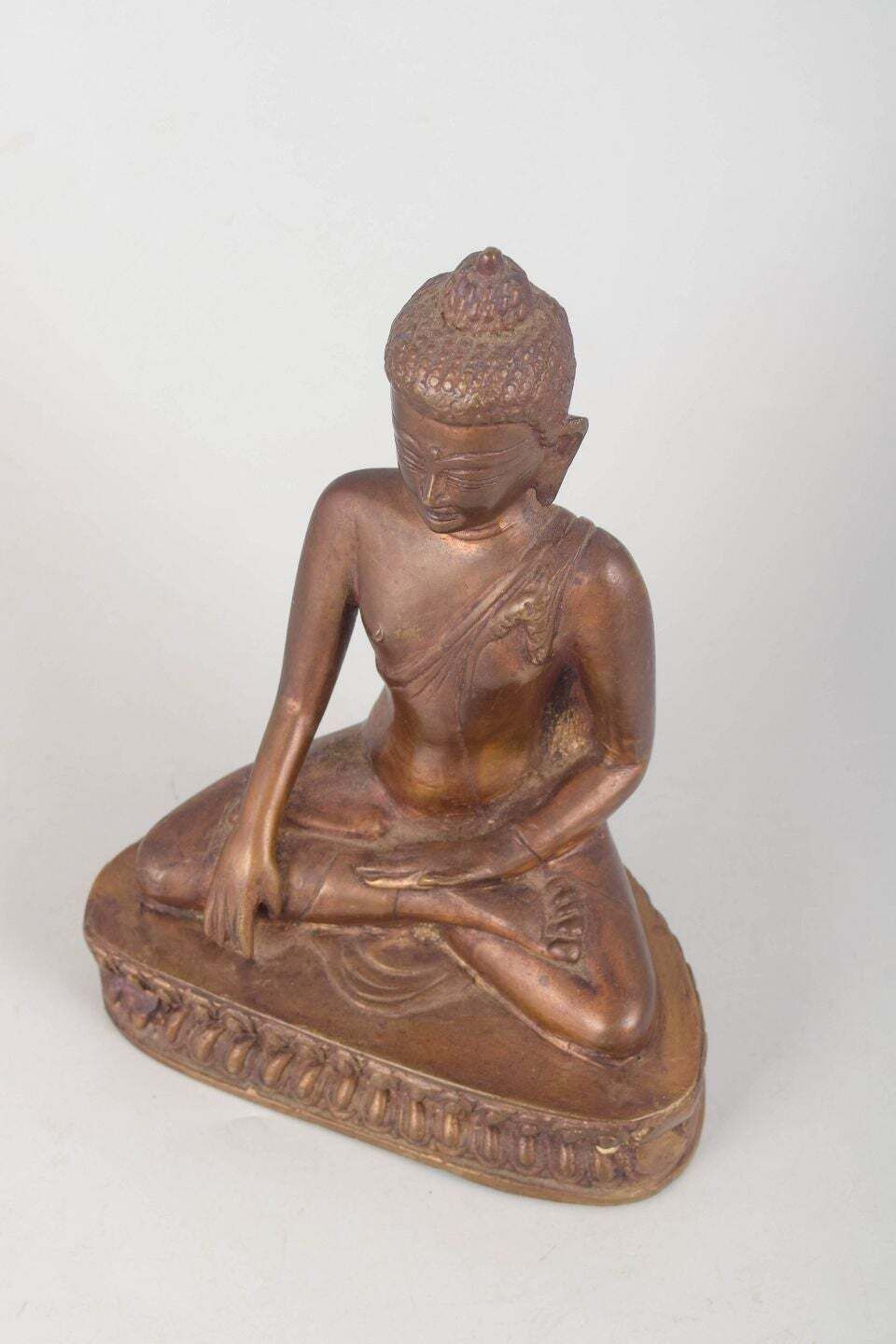 Zittende Boeddha in gepatineerd brons, klassieke meditatieve houding. 19e eeuw photo furniture