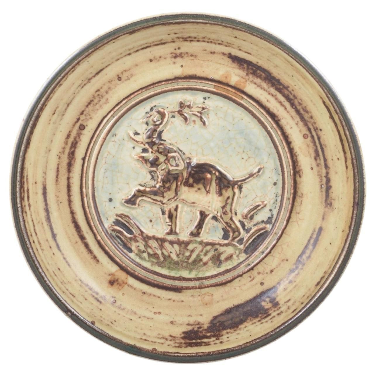 Plat en grès rond Knud Kyhn pour Royal Copenhagen, décor en relief d'un éléphant.