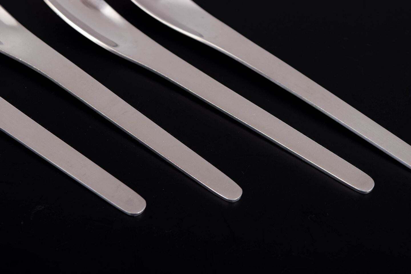 Quatre cuillères à moka Arne Jacobsen pour Anton Michelsen en acier inoxydable. photo for sale