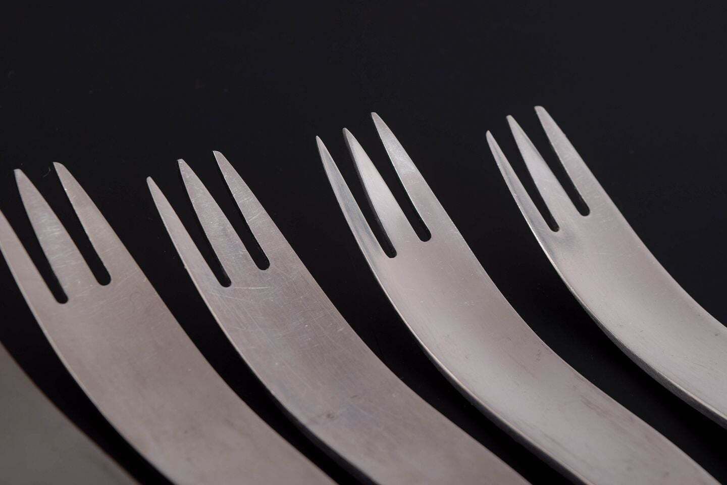 Arne Jacobsen voor Anton Michelsen. Set van zes dinervorken in roestvrij staal. photo for sale