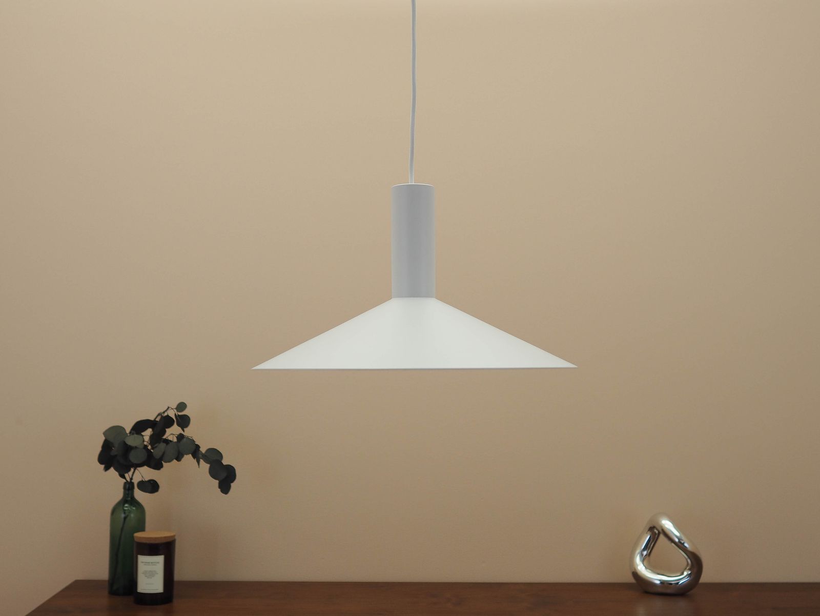 Deense Hanglamp in Wit Metaal, Conische Kap in Scandinavische Ontwerptraditie, jaren 2000 photo furniture