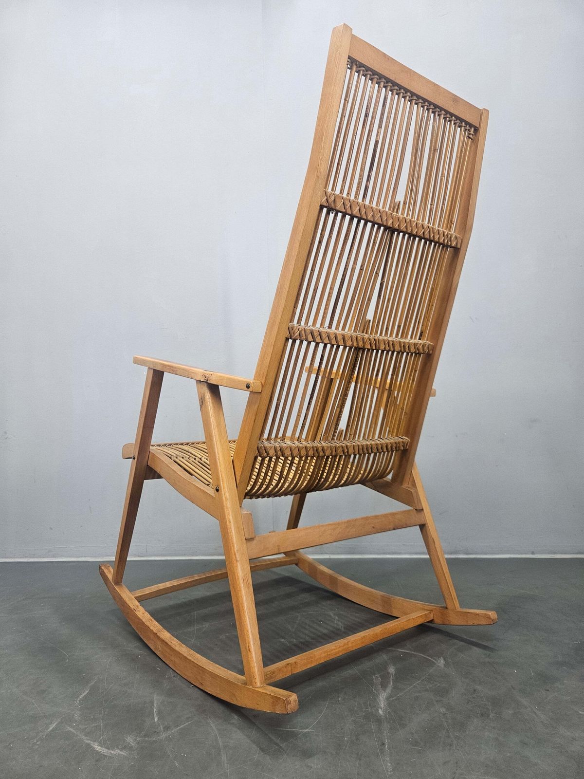 photo furniture Zeldzame mid-century houten schommelstoel met rotan, Denemarken, jaren 1960