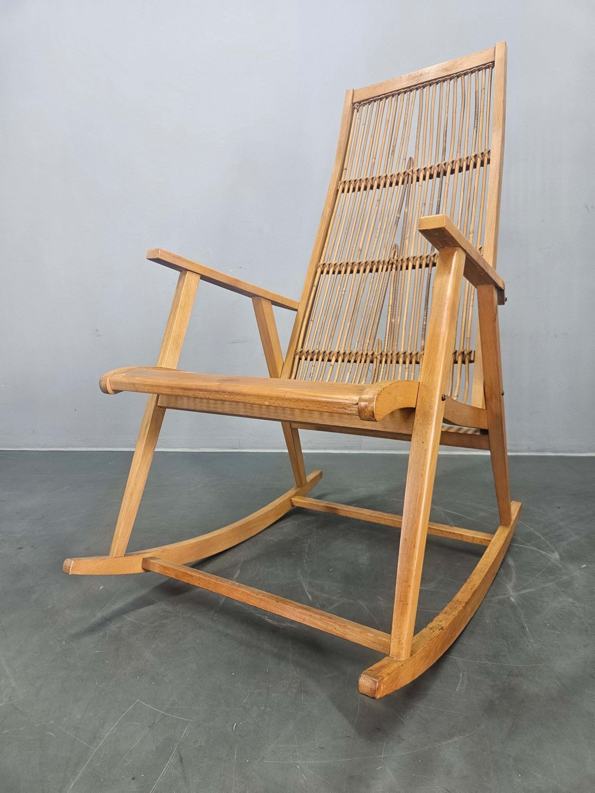 Meubels Zeldzame mid-century houten schommelstoel met rotan, Denemarken, jaren 1960 photo