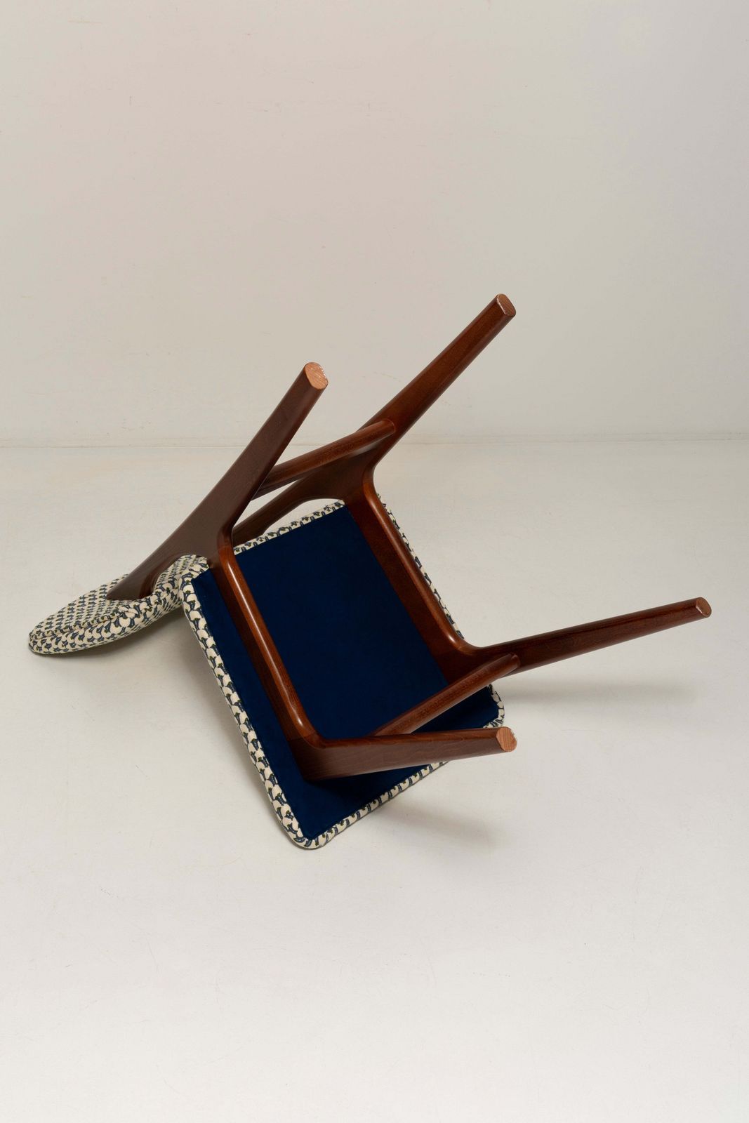 Six Mid Century Butterfly Chairs, White And Blue Jacquard, Walnut Wood, 1960s photo buy
