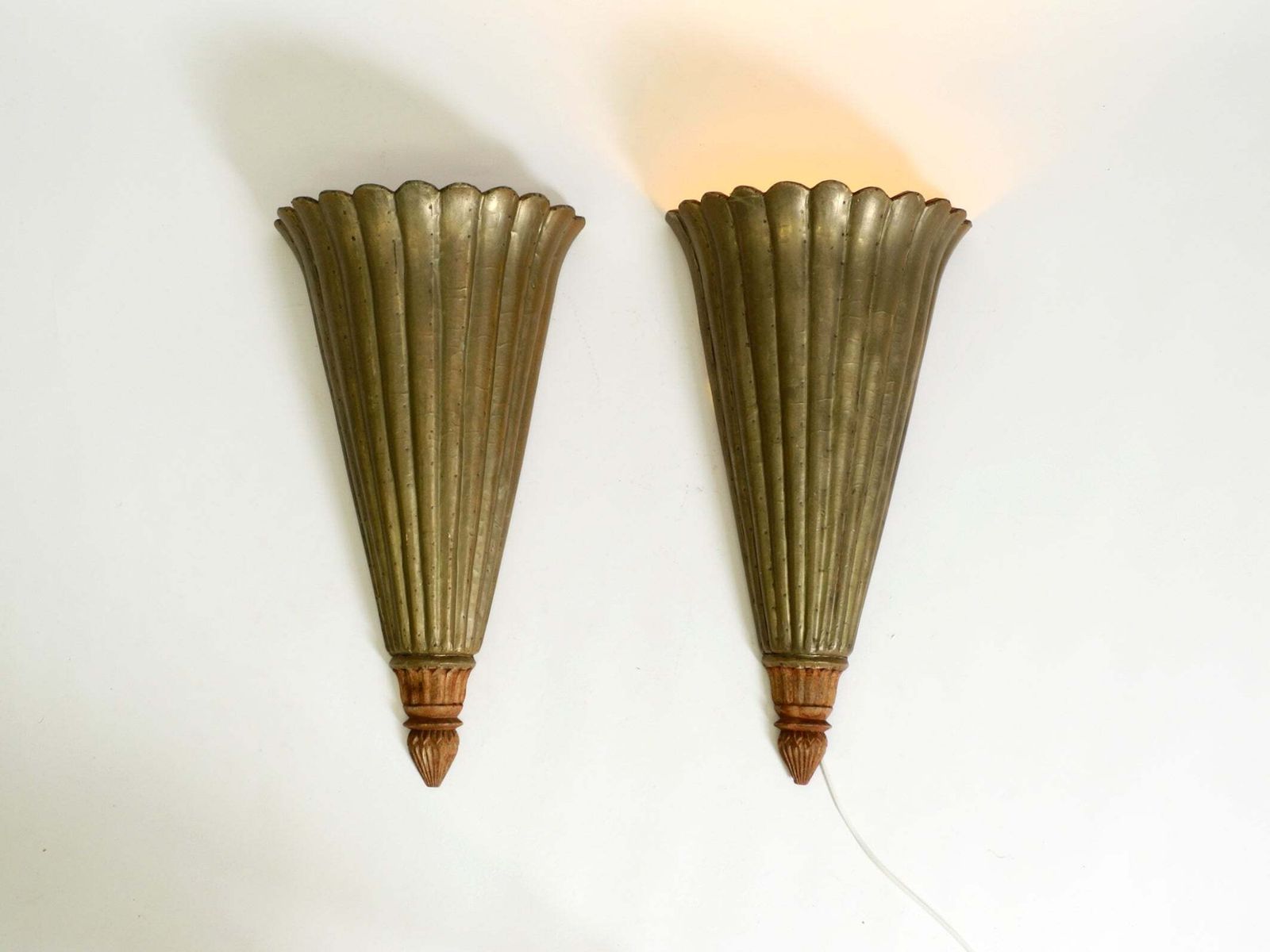Paar zeldzame grote wandlampen uit de jaren 1950 van hout bekleed met aluminium photo vinterior