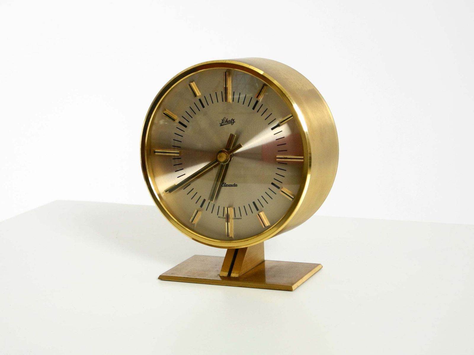 Zeldzame tafelklok in messing uit de jaren 1960 van Schatz, Duitsland photo furniture