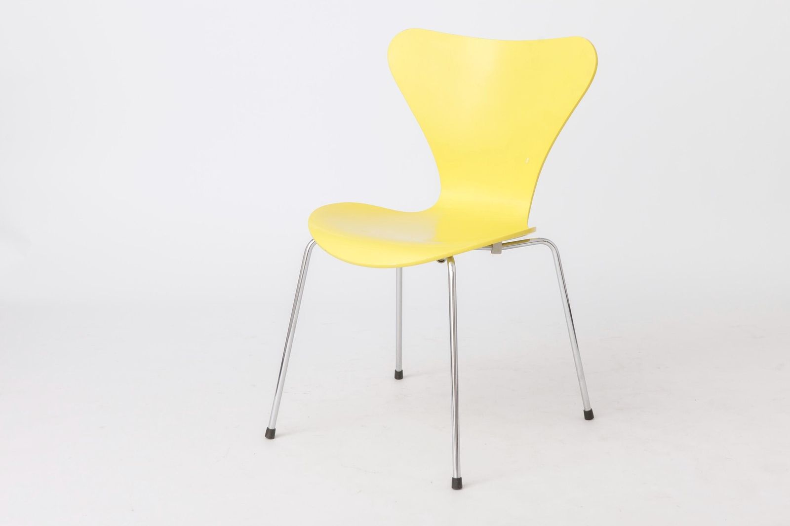 Arne Jacobsen Series 7 Chair Model 3107 | Yellow Fritz Hansen Dining Chair | Danish Design Classic, 1990s photo for sale