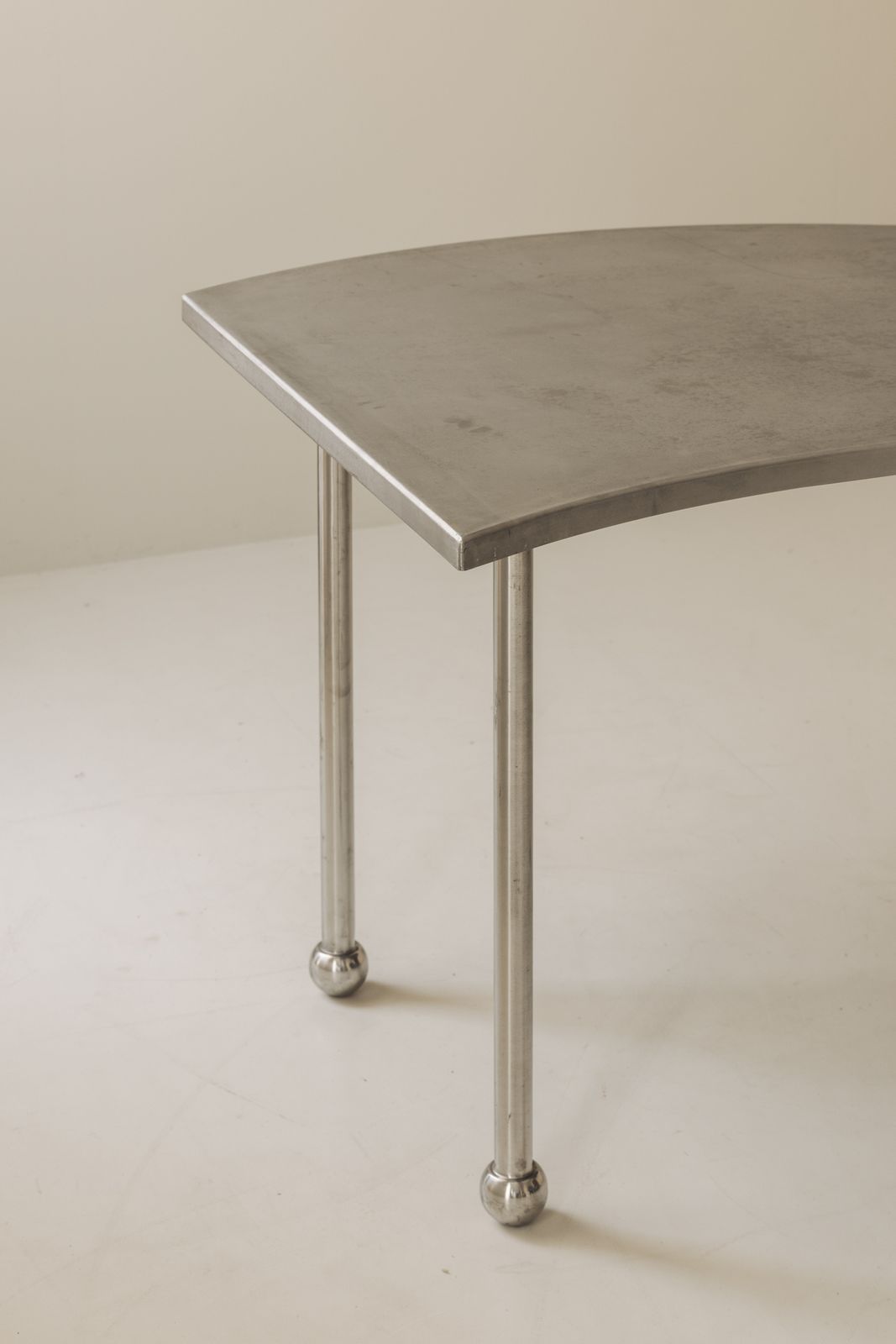 Postmodern stalen tafel met vrije vorm, Frankrijk ca. jaren 1980 photo for sale