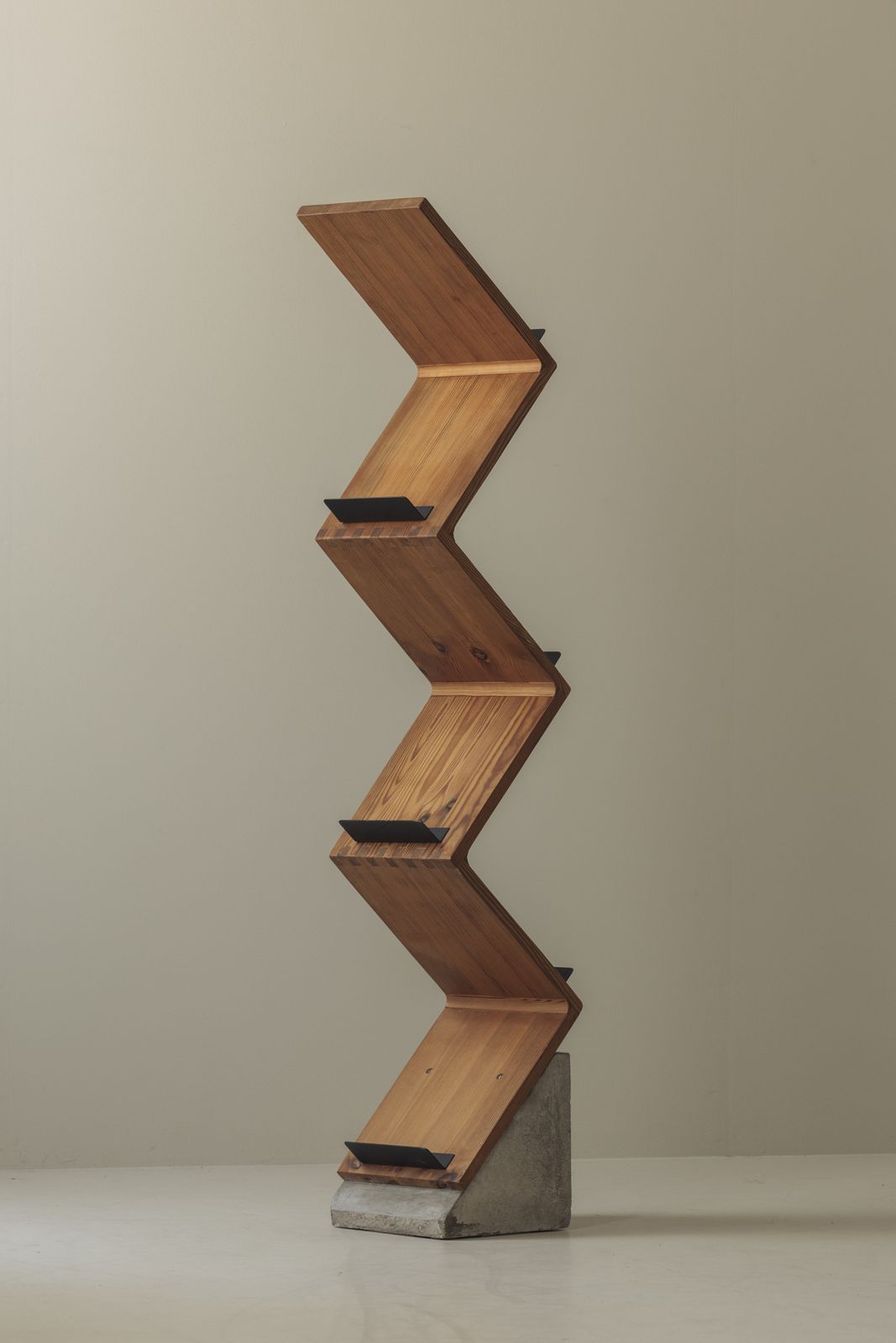 Sculpturaal tijdschriftenrek naar voorbeeld van Jonas Bohlin's iconische Zink-ontwerp, jaren 1980 photo vinterior