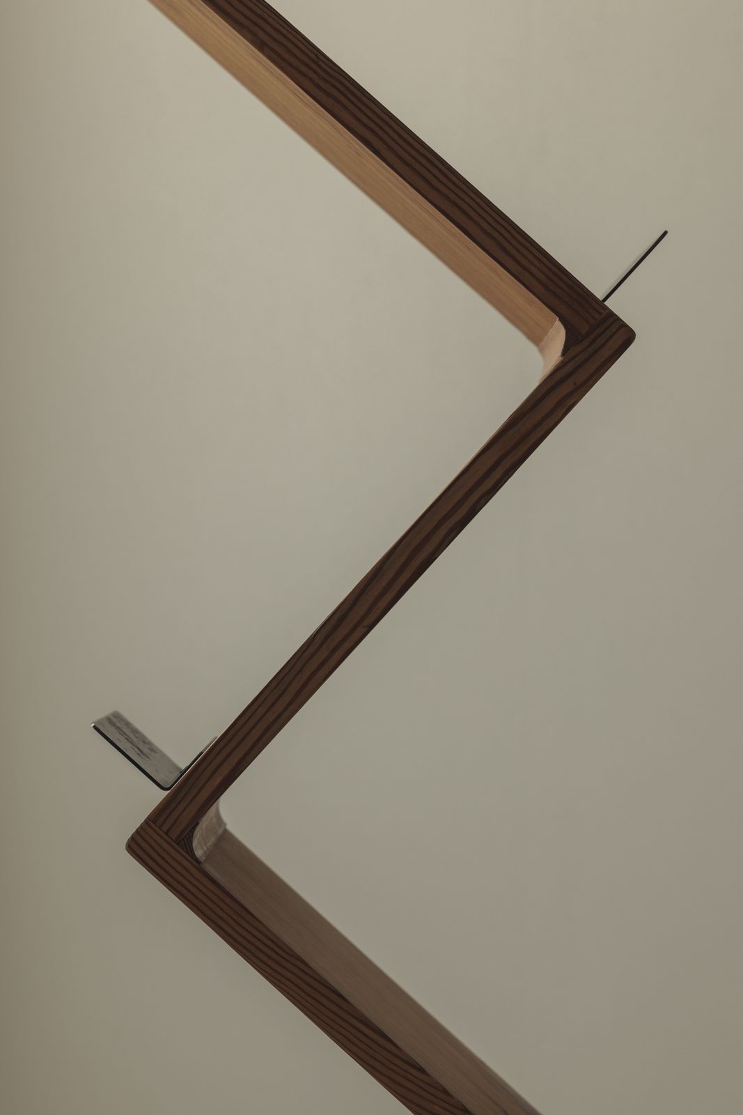 Sculpturaal tijdschriftenrek naar voorbeeld van Jonas Bohlin's iconische Zink-ontwerp, jaren 1980 photo buy