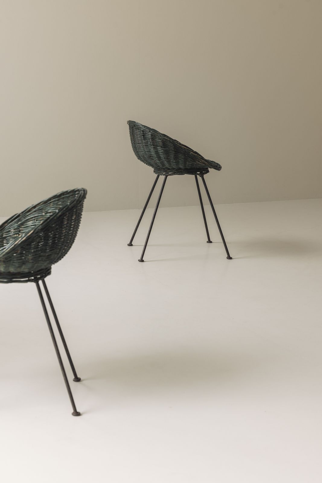 Verfijnd paar rieten stoelen, Frankrijk ca. jaren 1970 photo 1200.0