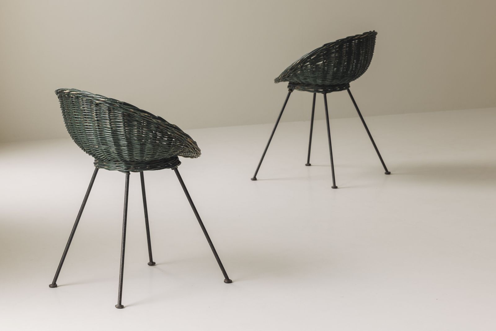 Verfijnd paar rieten stoelen, Frankrijk ca. jaren 1970 photo buy