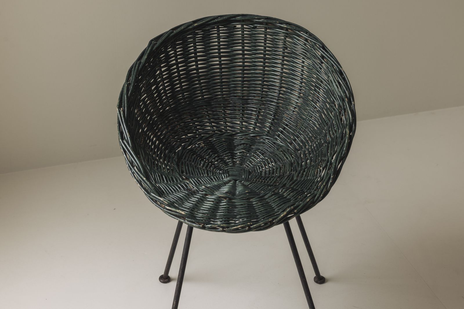 Verfijnd paar rieten stoelen, Frankrijk ca. jaren 1970 photo vintage