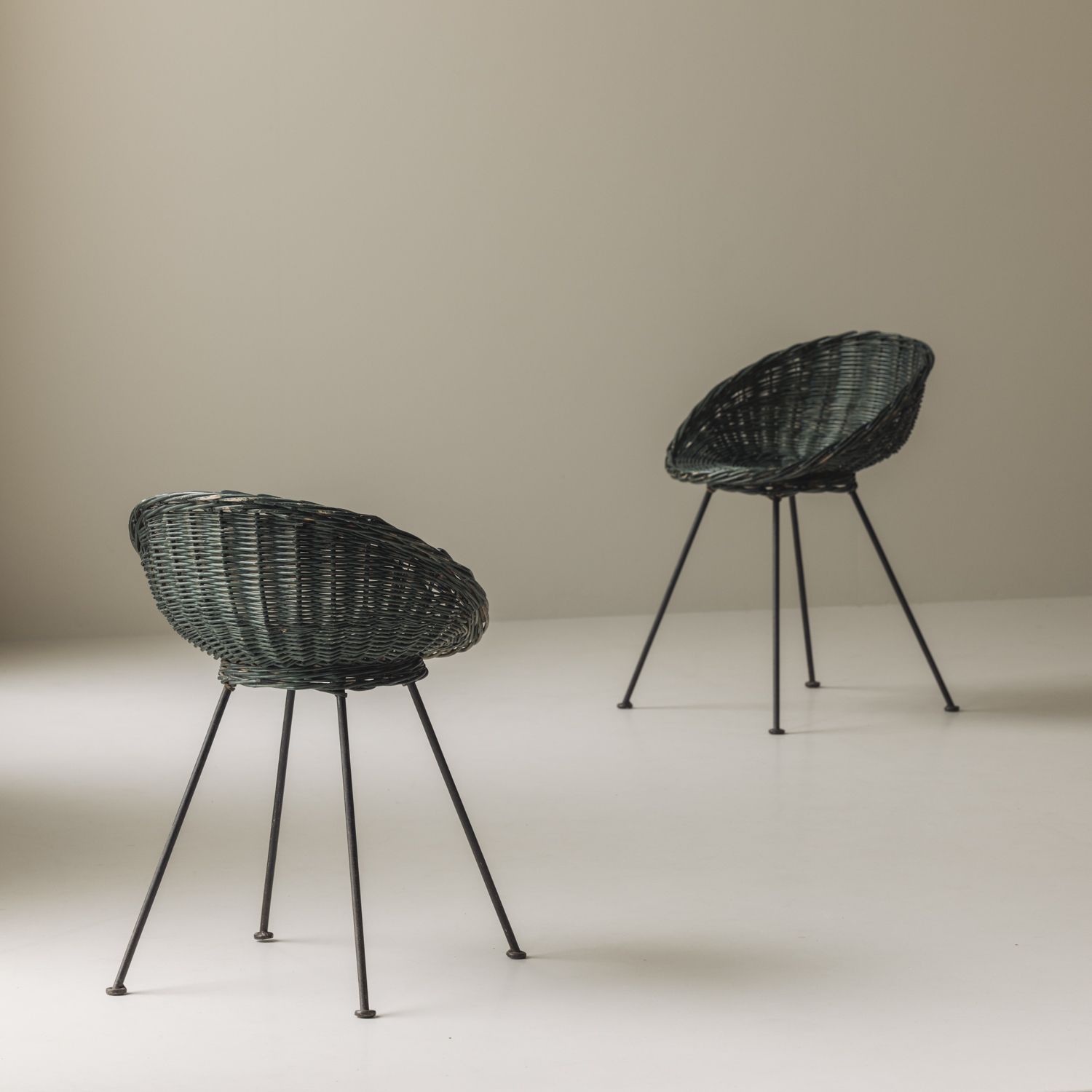 photo furniture Verfijnd paar rieten stoelen, Frankrijk ca. jaren 1970