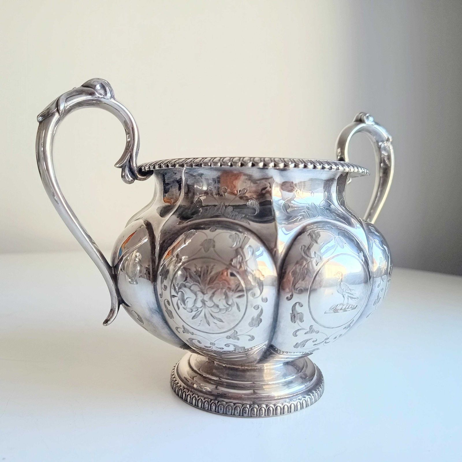 Antiek W & G Sissons verzilverd theepot en biscuit-/suikerschaal, meloenmodel met fazantenwapen photo for sale