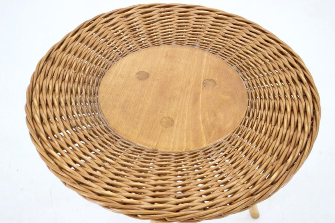 Tsjechische bijzettafel van rotan en hout, jaren 1970, Jan Kalous voor ÚLUV photo vinterior