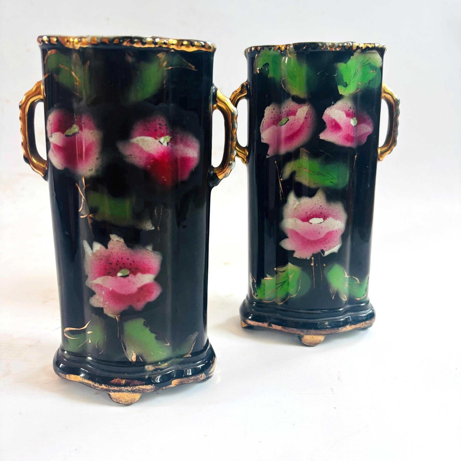 Paire de vases spill Winterton Ware noirs à décor floral d'époque, vers 1920
