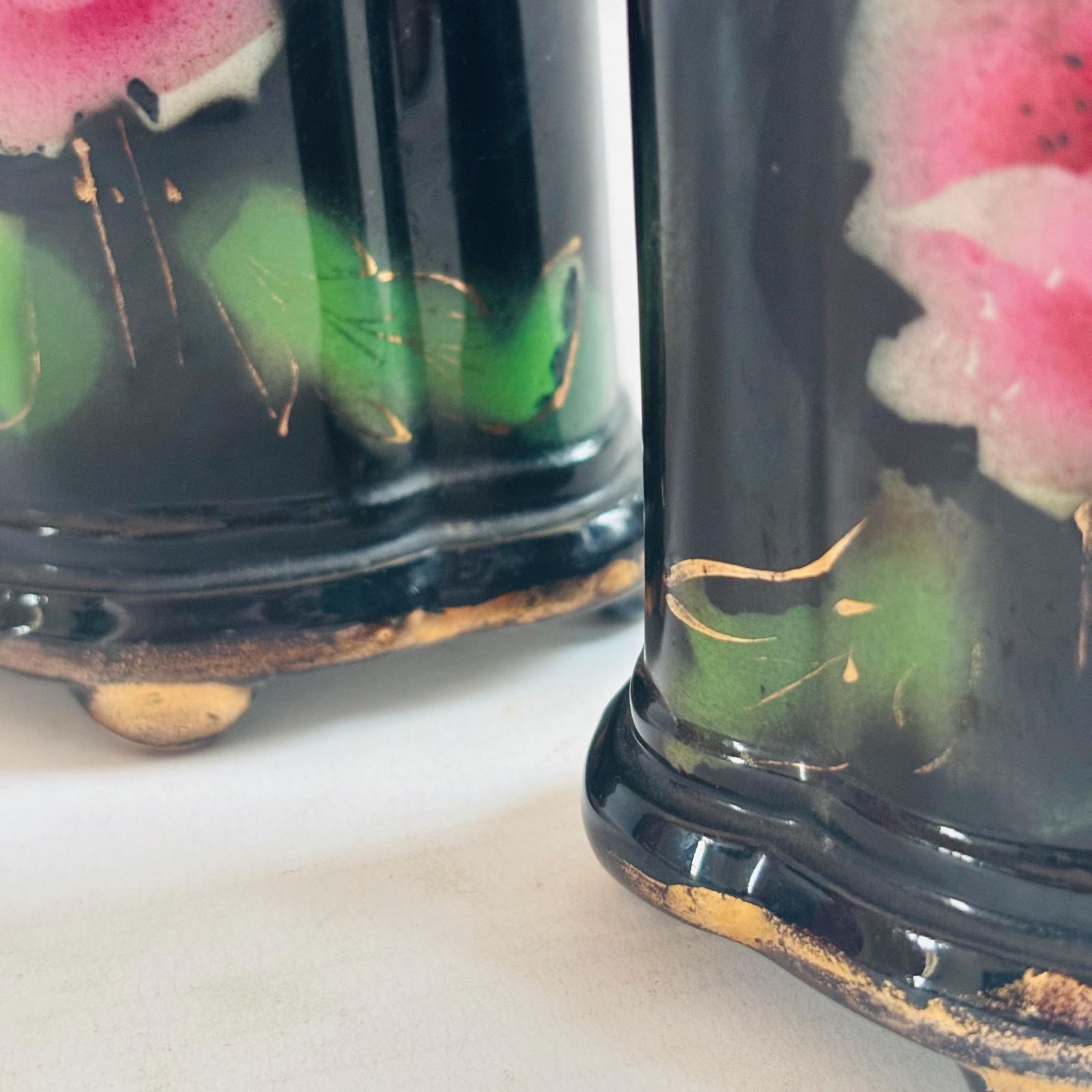 Paire de vases spill Winterton Ware noirs à décor floral d'époque, vers 1920 photo vintage