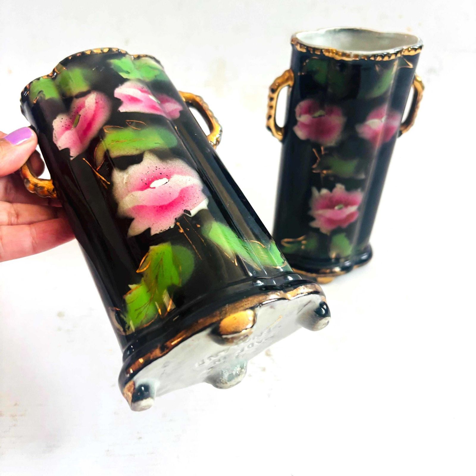 photo vintage Paire de vases spill Winterton Ware noirs à décor floral d'époque, vers 1920