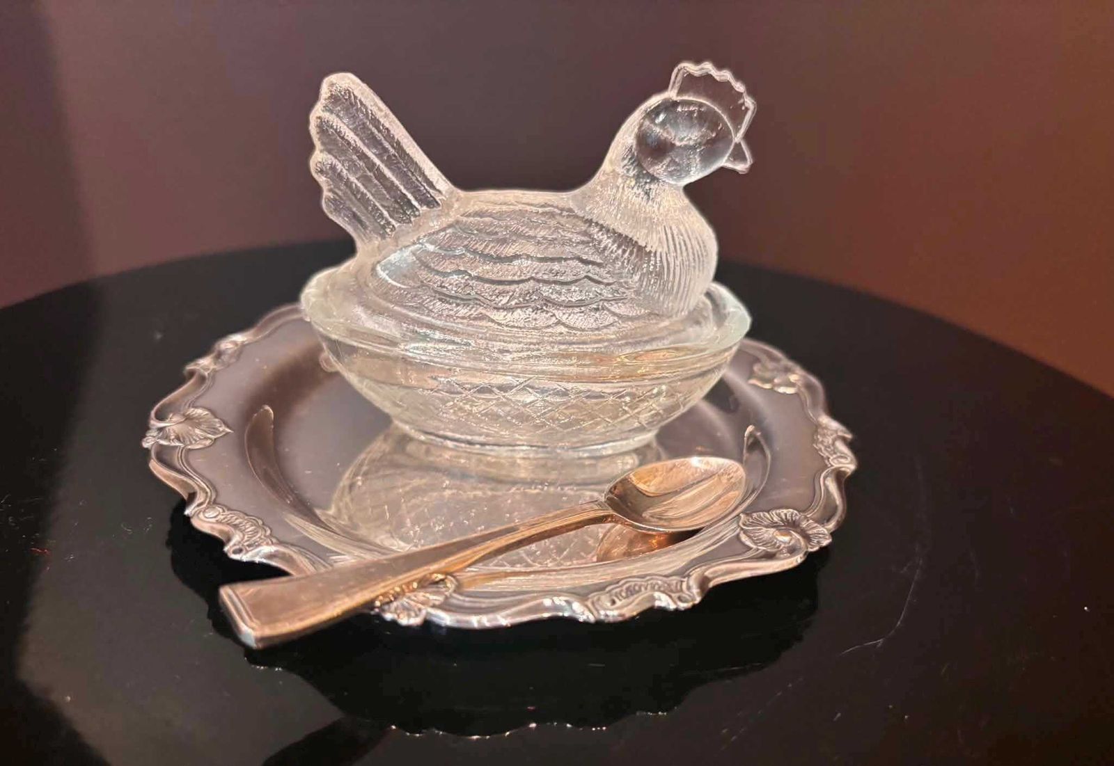 Vintage Transparant Geperst Glas Hen Op Nest Zoutvaatje Met Verzilverd Bloemendienblad En Lepel Hostess Gift photo Woonaccessoires