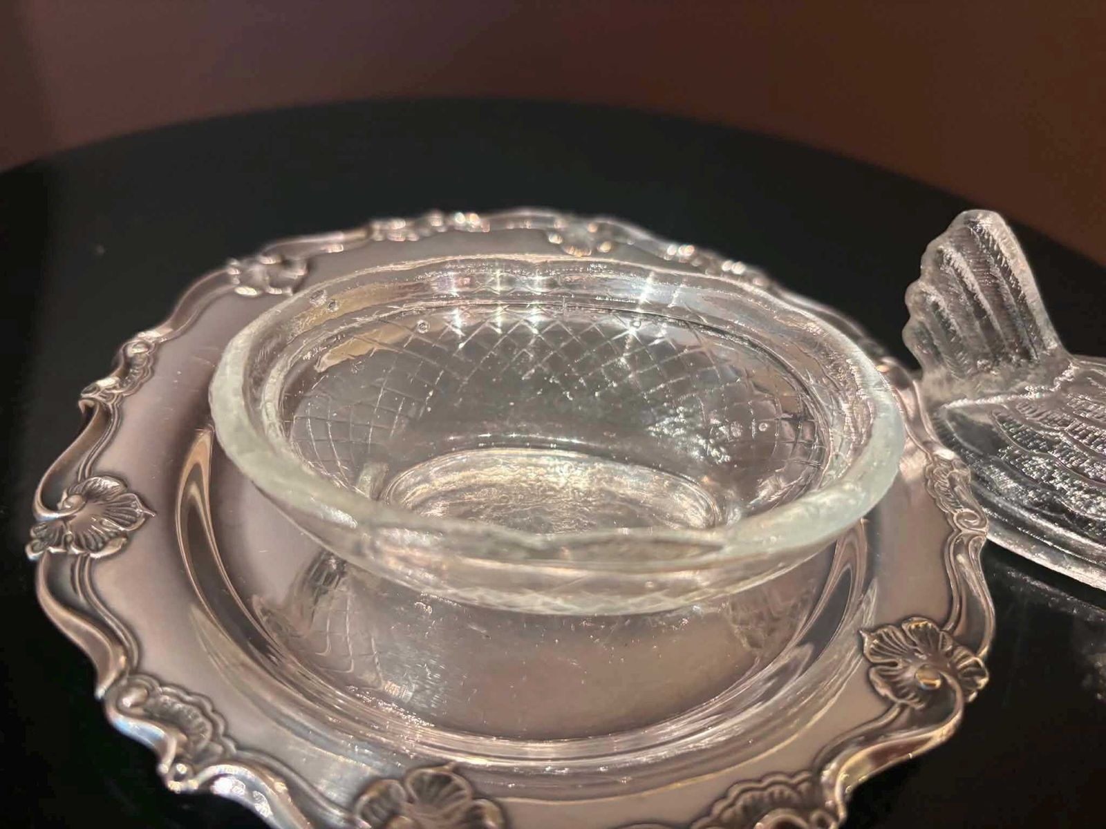 Vintage Transparant Geperst Glas Hen Op Nest Zoutvaatje Met Verzilverd Bloemendienblad En Lepel Hostess Gift photo vinterior