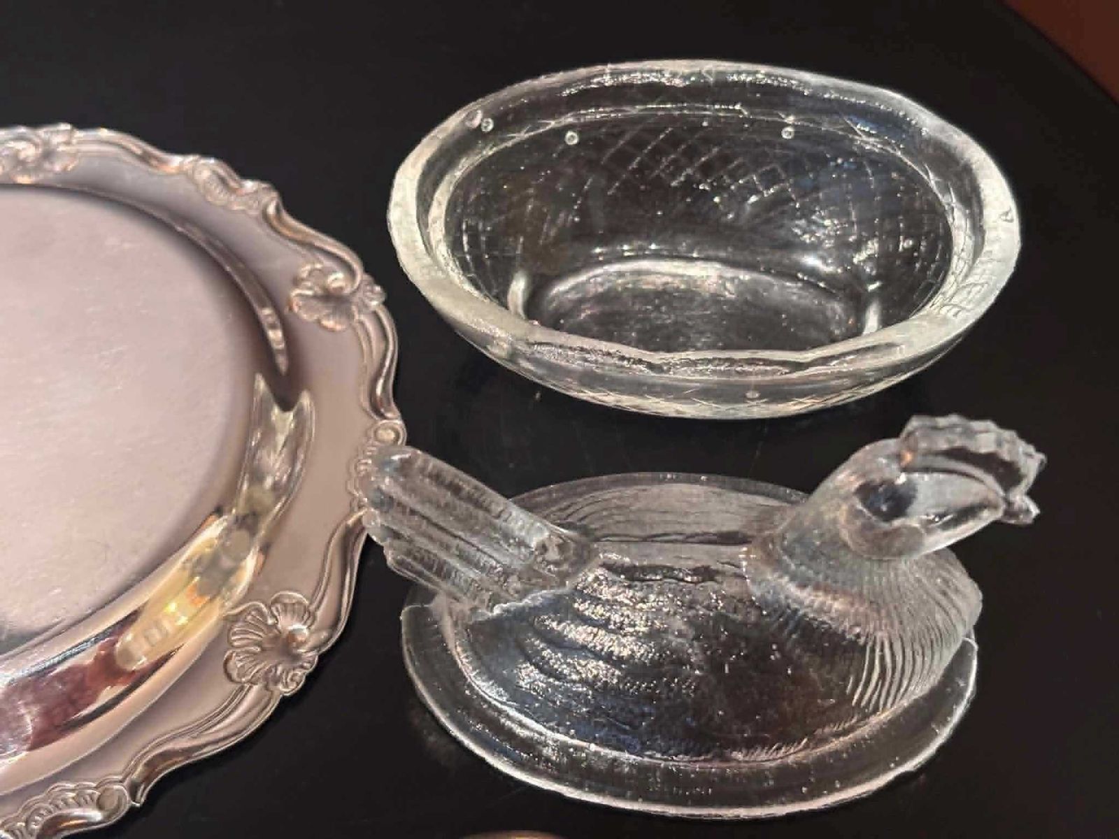 photo vinterior Vintage Transparant Geperst Glas Hen Op Nest Zoutvaatje Met Verzilverd Bloemendienblad En Lepel Hostess Gift