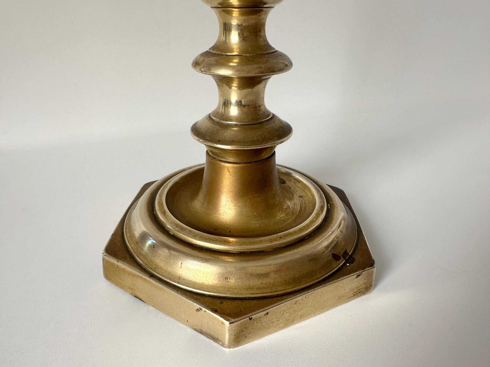 Antieke messing kandelaar, Franse kandelaar ca. 1900 photo Woonaccessoires