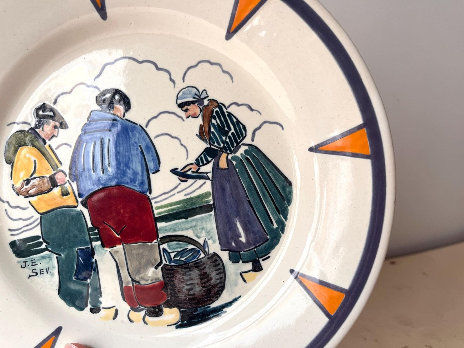 Antiek Henriot Quimper bord van Jim Eugène Sevellec, Bretonse visser, aardewerk, art deco photo Woonaccessoires