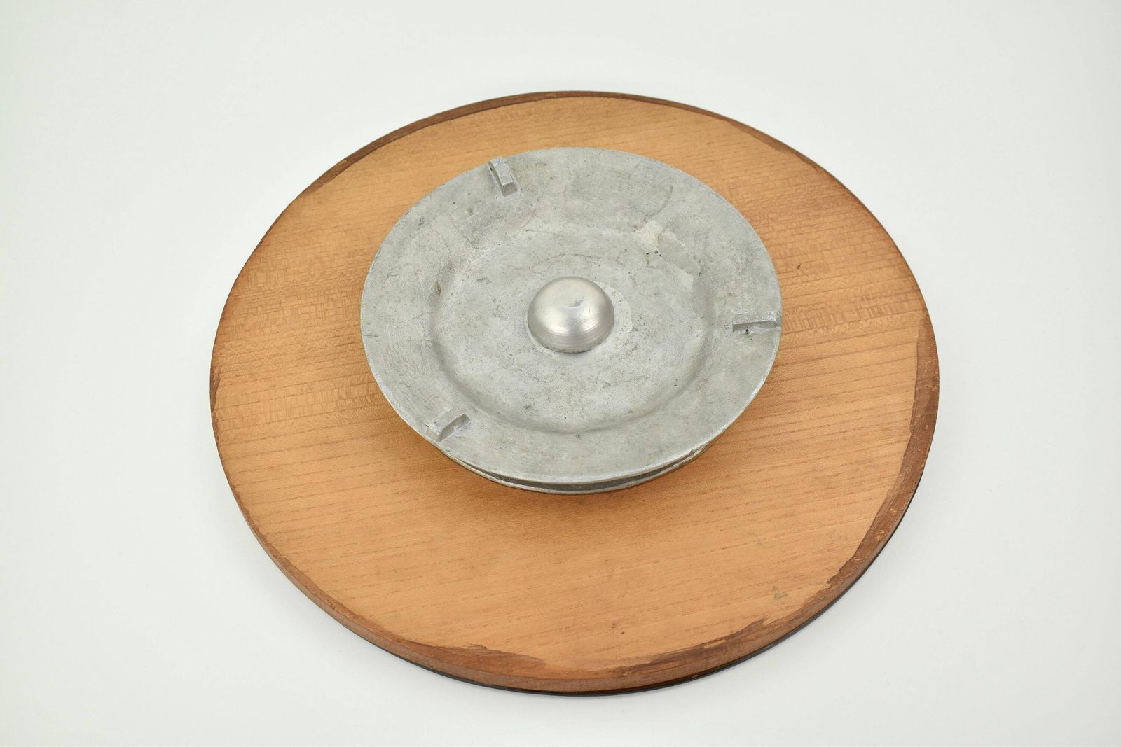 photo furniture Mid Century Roze Rookglas Spiegel Draaiend Serveerbord | Vintage Lazy Susan Gegraveerde Venetiaans Glas Schaal Platter Taartstandaard | Brocante Frans