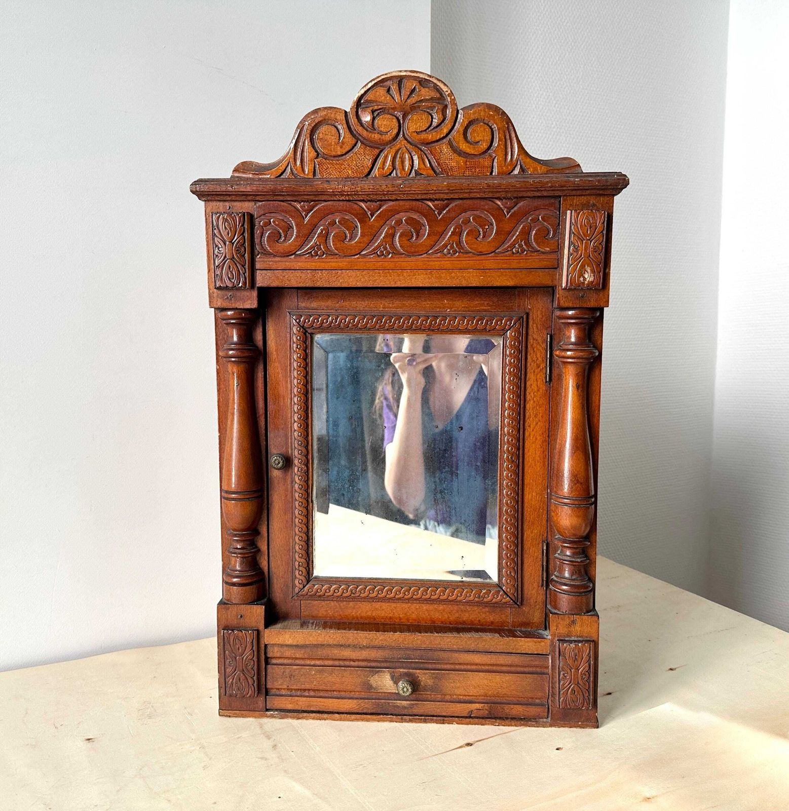 Antiek Frans houten apothekerskastje, medicijnkast met geslepen spiegel en schelpvormig fronton photo furniture