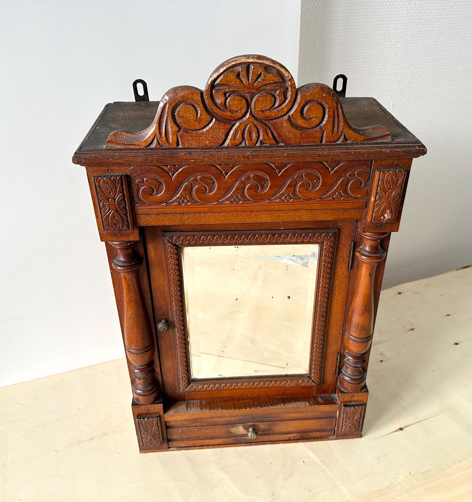 Antiek Frans houten apothekerskastje, medicijnkast met geslepen spiegel en schelpvormig fronton photo for sale