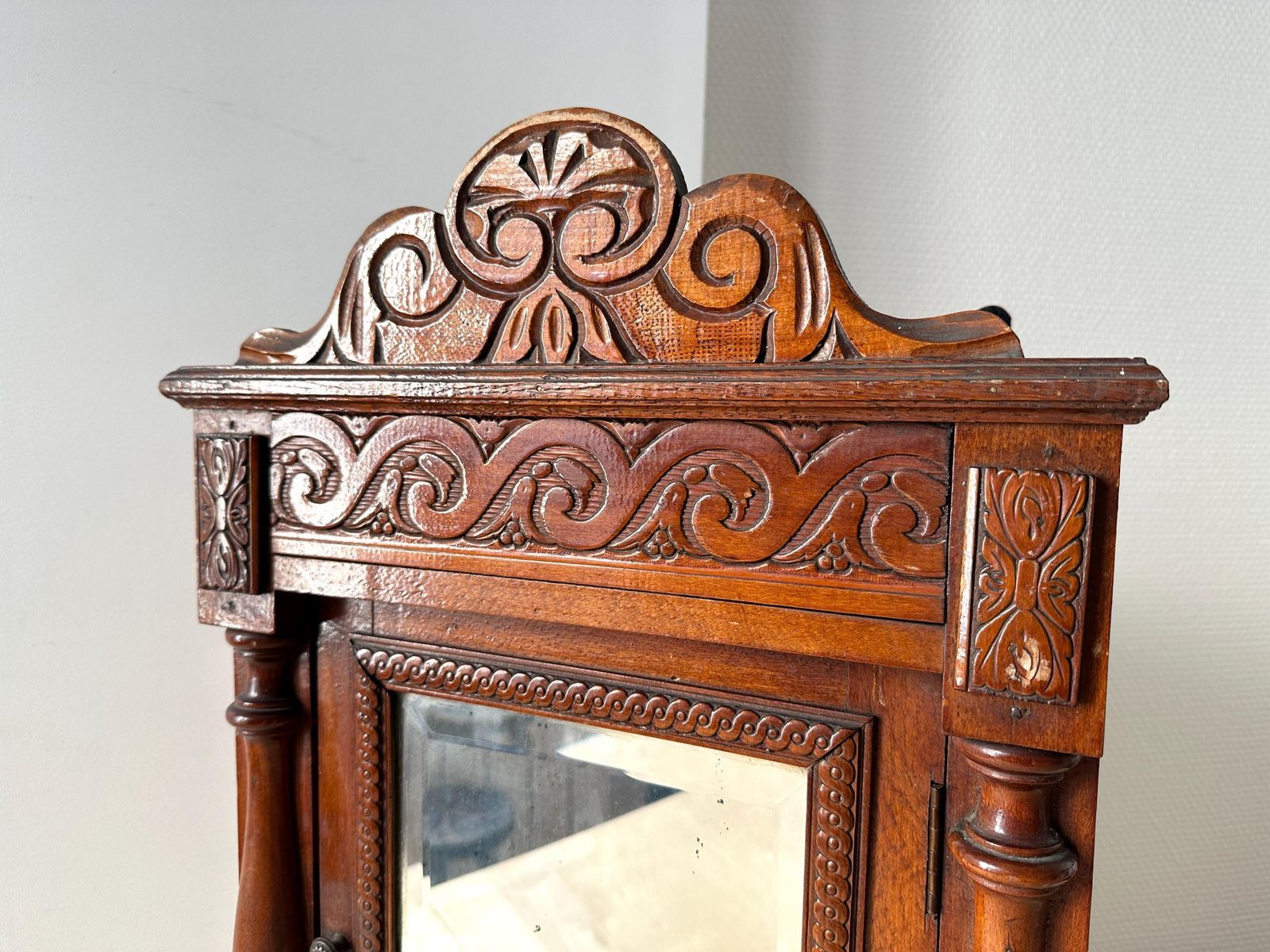 Antiek Frans houten apothekerskastje, medicijnkast met geslepen spiegel en schelpvormig fronton photo 384.0