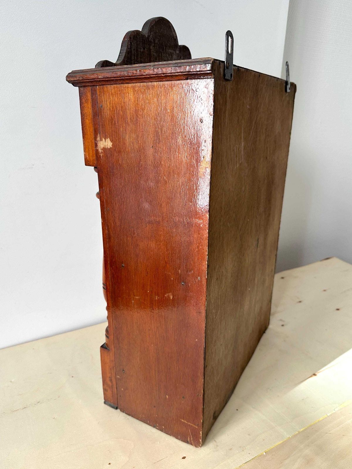 Antiek Frans houten apothekerskastje, medicijnkast met geslepen spiegel en schelpvormig fronton photo buy