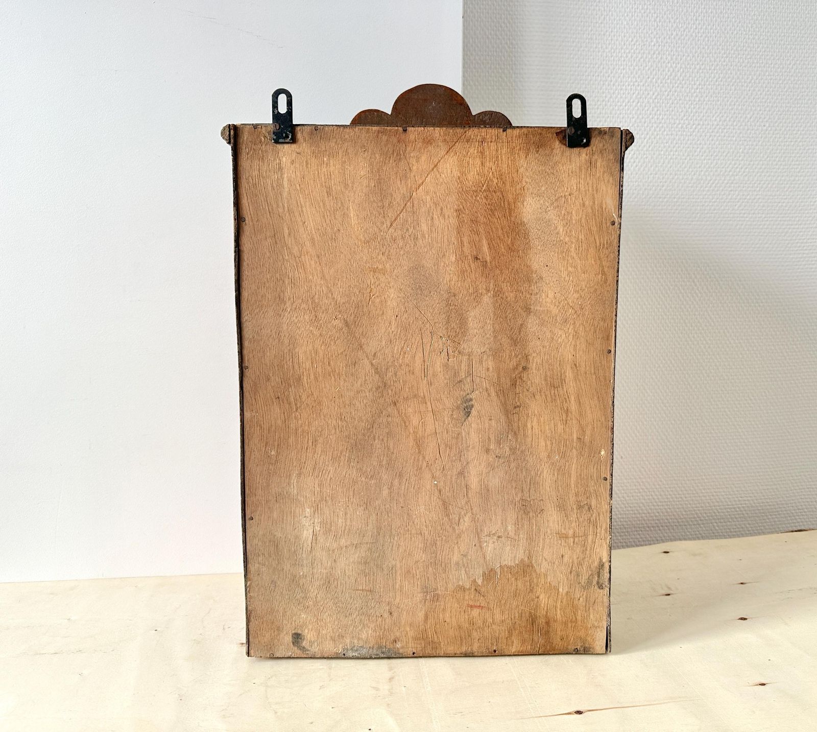 photo vinterior Antiek Frans houten apothekerskastje, medicijnkast met geslepen spiegel en schelpvormig fronton