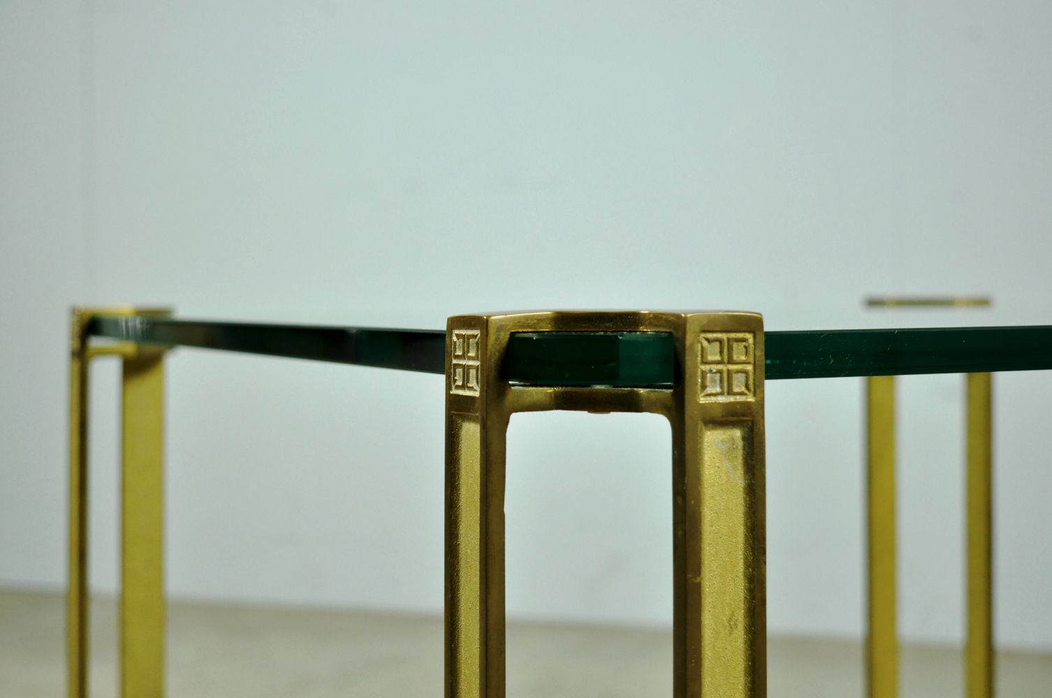 Glazen salontafel met messing onderstel van Peter Ghyczy, jaren 1970 photo buy