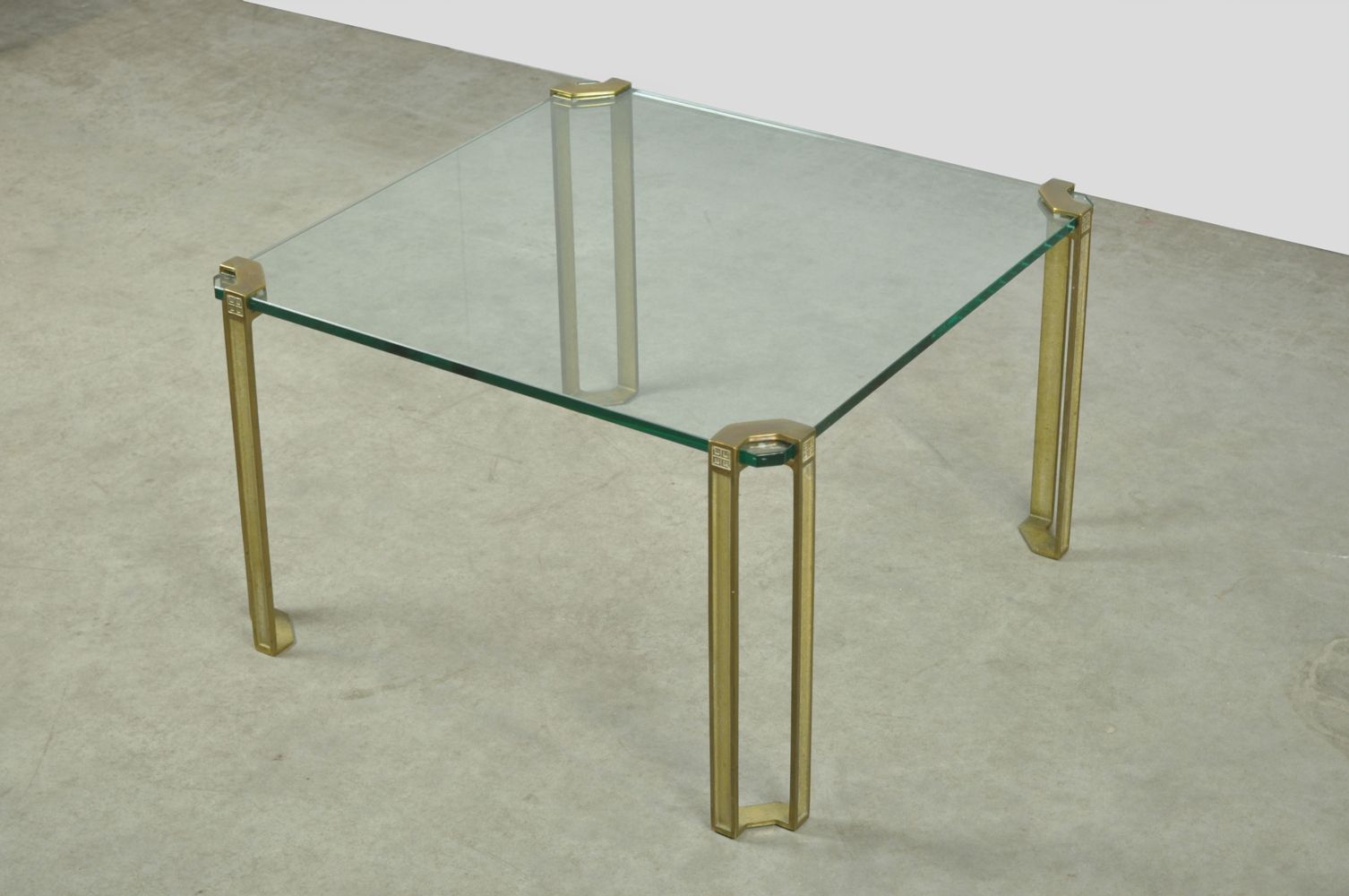photo furniture Glazen salontafel met messing onderstel van Peter Ghyczy, jaren 1970