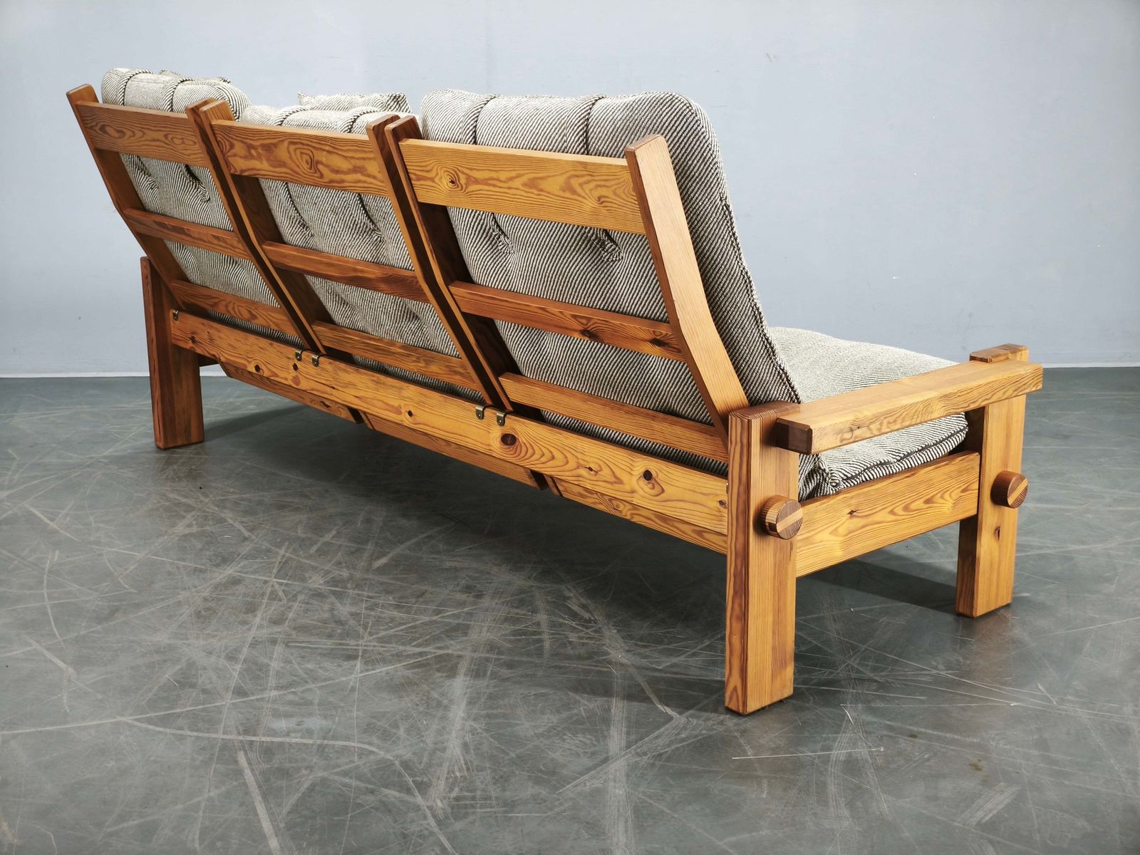 photo furniture Yngve Ekström Dymling driezitsbank van grenenhout voor Swedese, jaren 1970