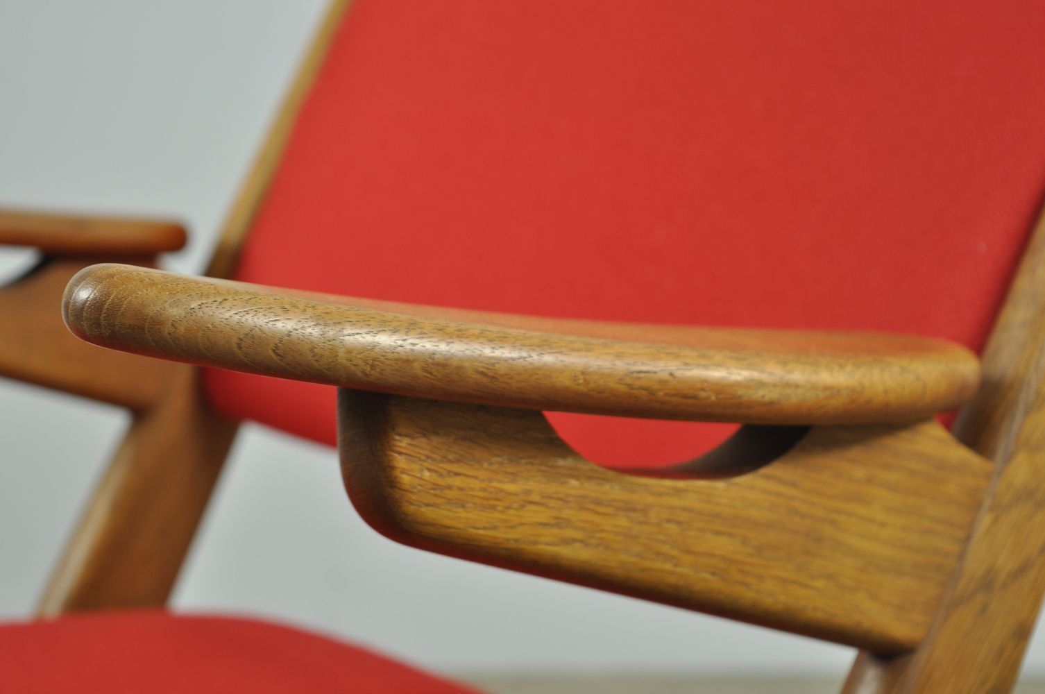 photo furniture Klassieke Deense vintage schaarfauteuil van Arne Hovmand Olsen in eiken, jaren 1960