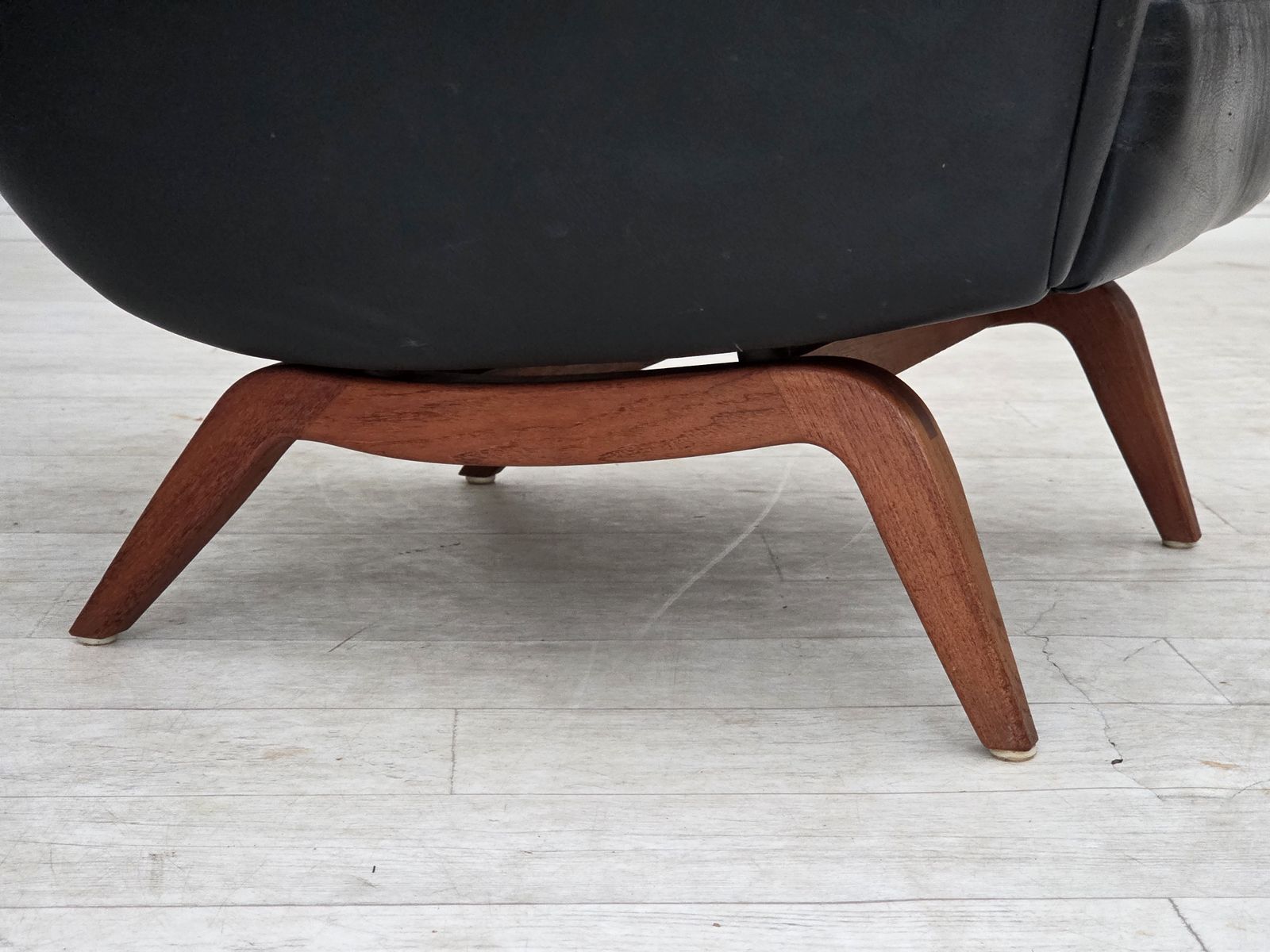 Ca. jaren 1960, Deens design van Illum Wikkelsø, fauteuil, model 110, leer, teak. photo furniture
