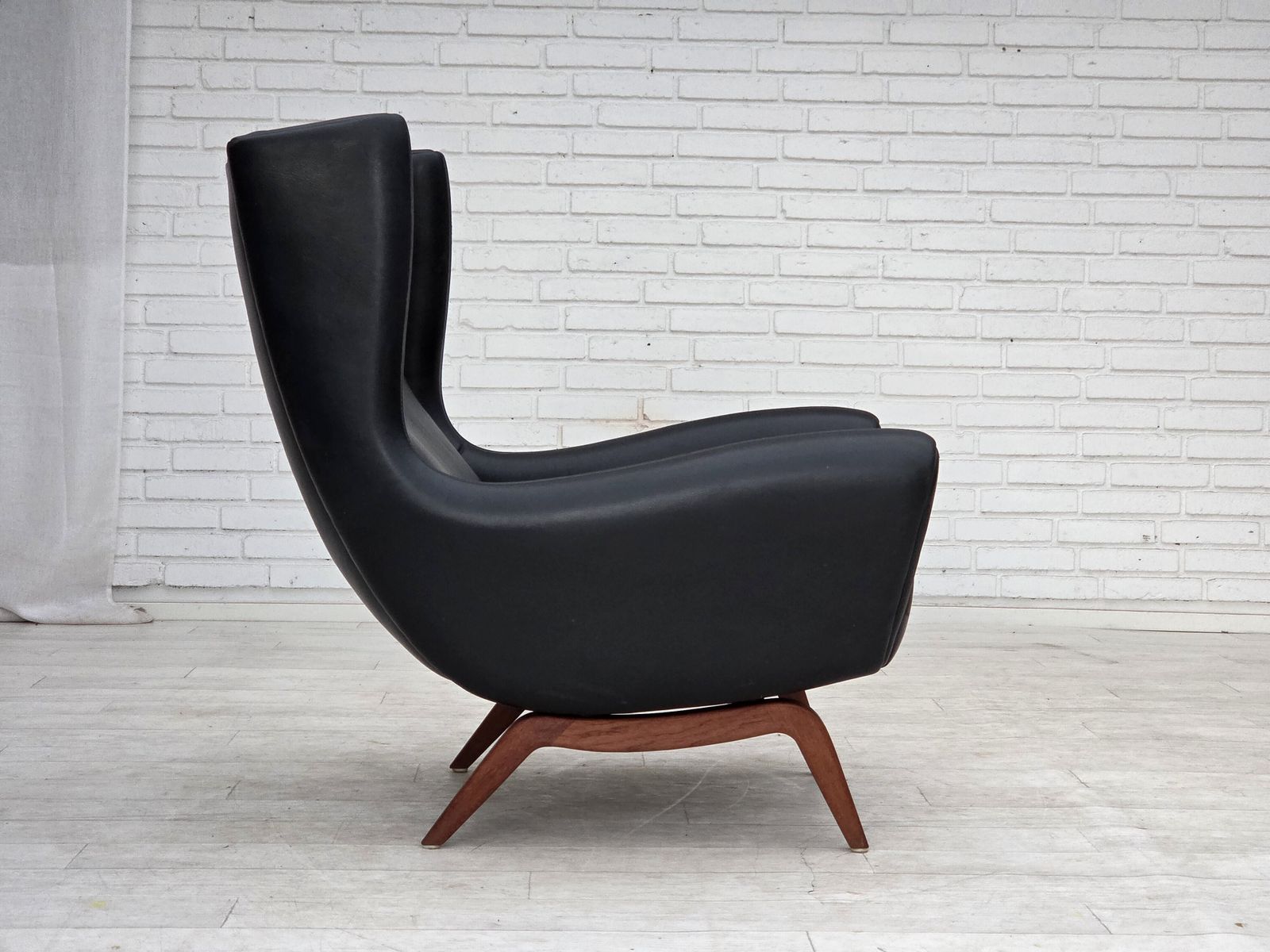 Ca. jaren 1960, Deens design van Illum Wikkelsø, fauteuil, model 110, leer, teak. photo buy