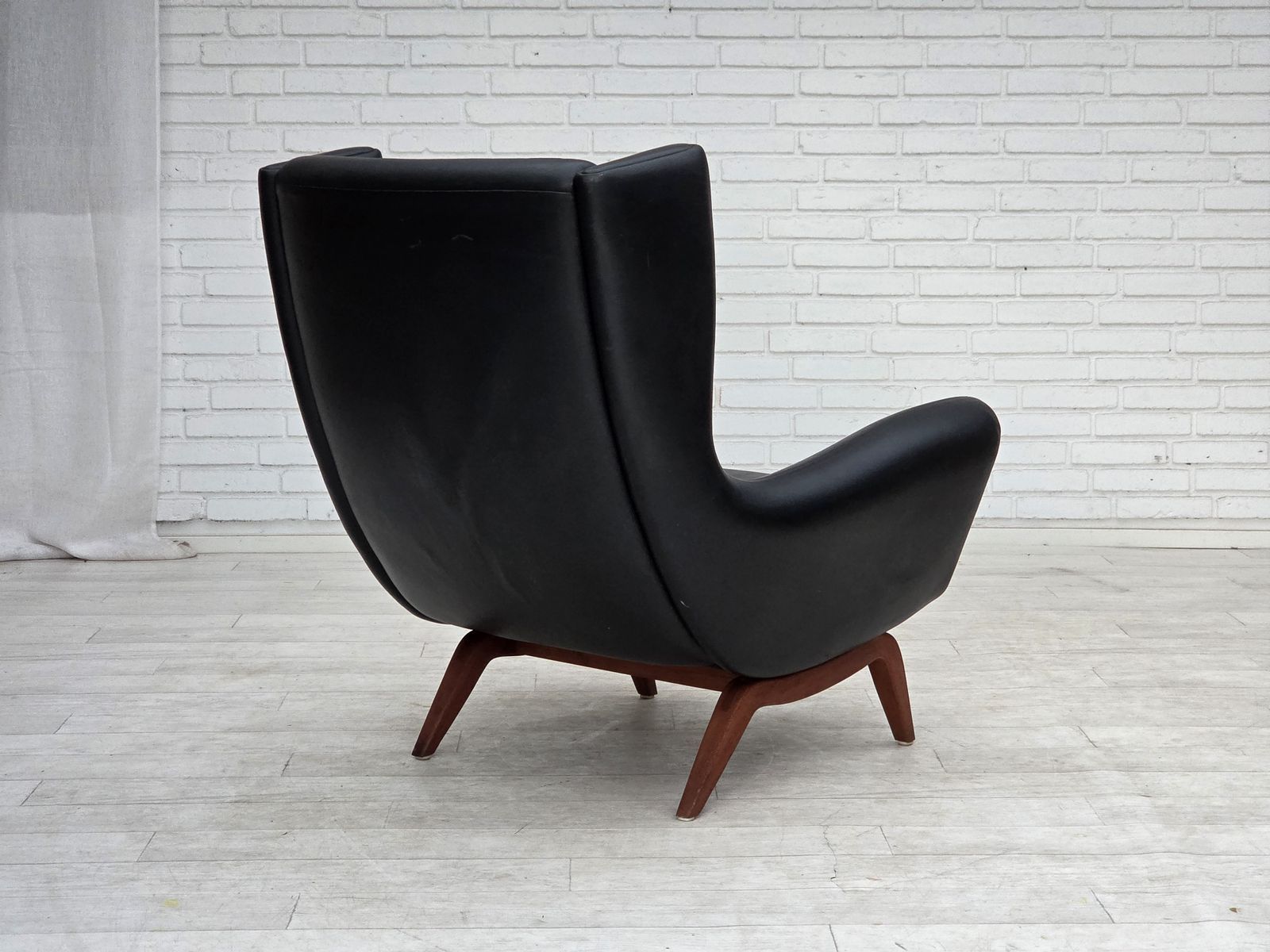photo furniture Ca. jaren 1960, Deens design van Illum Wikkelsø, fauteuil, model 110, leer, teak.