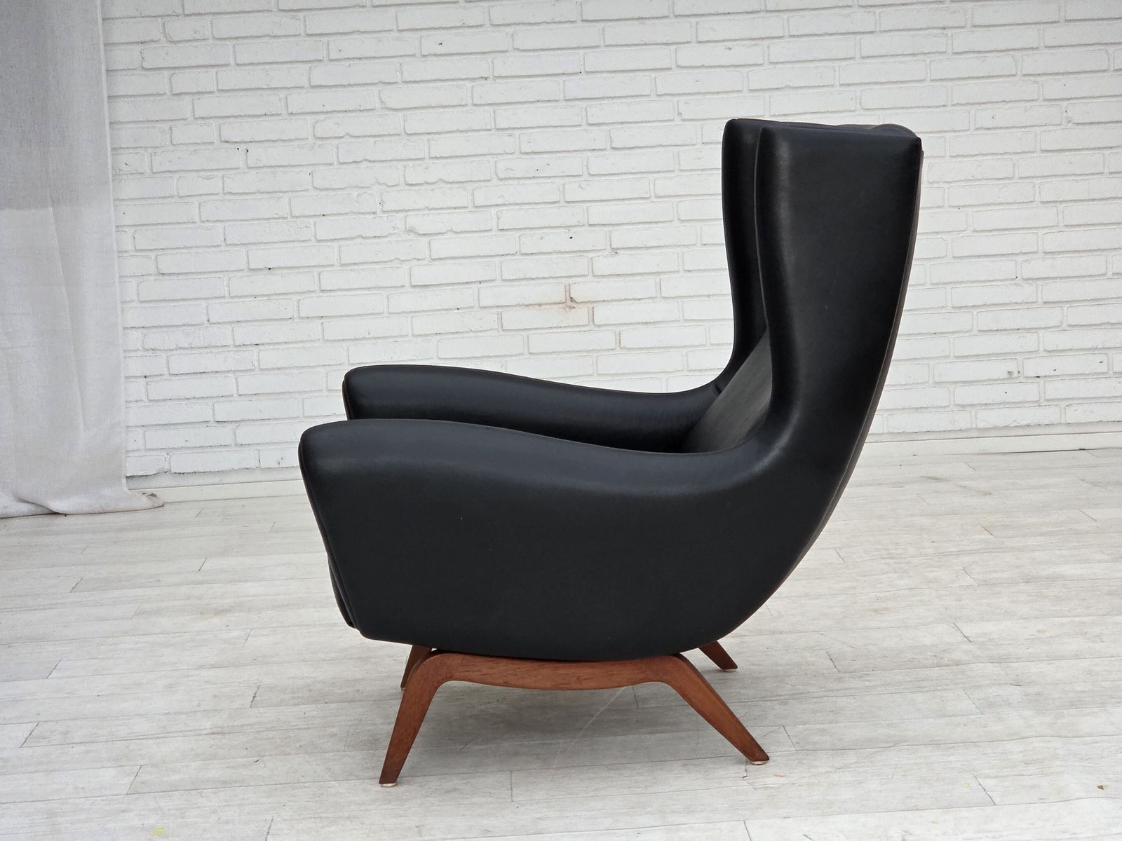 photo buy Ca. jaren 1960, Deens design van Illum Wikkelsø, fauteuil, model 110, leer, teak.
