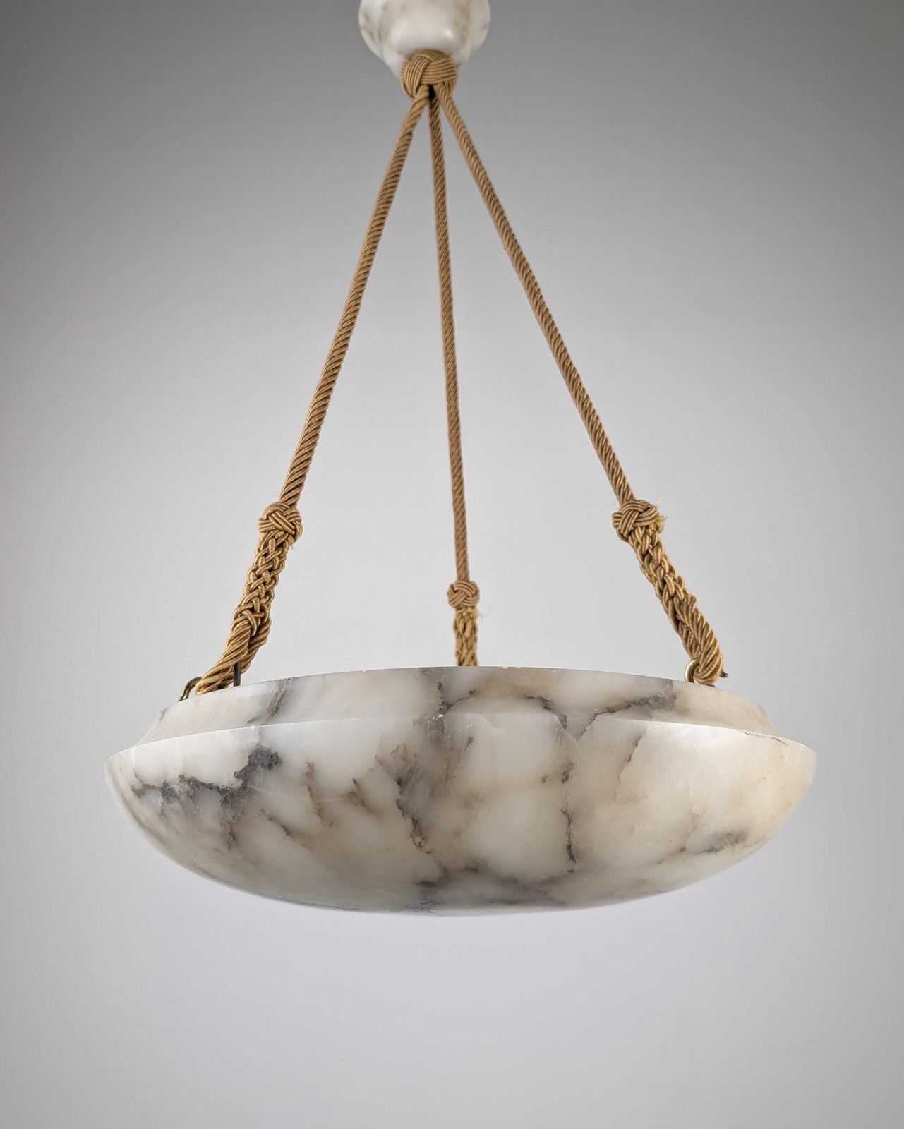 Suspension Art Déco en albâtre sculpté, veinures noires, années 1920