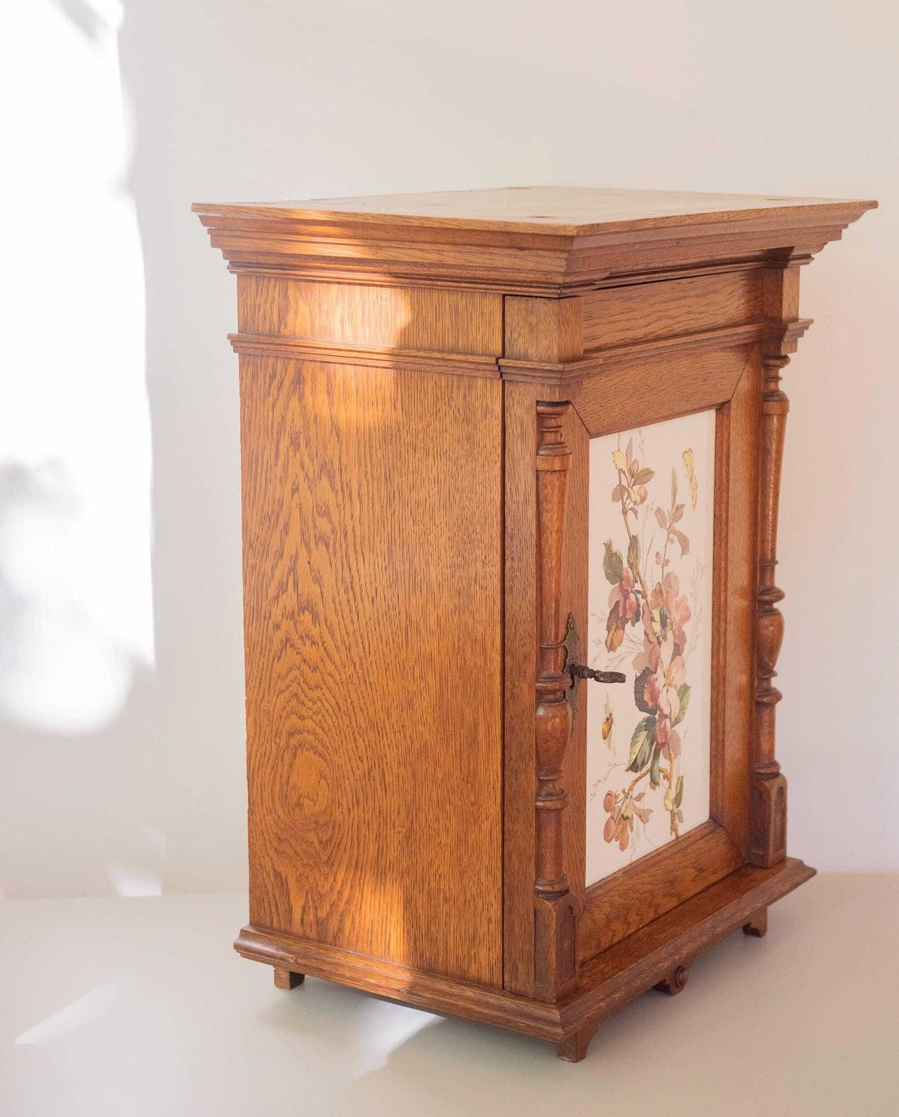 Armoire murale néo-gothique allemande d'époque en chêne sculpté, avec panneau de carreaux floraux photo furniture