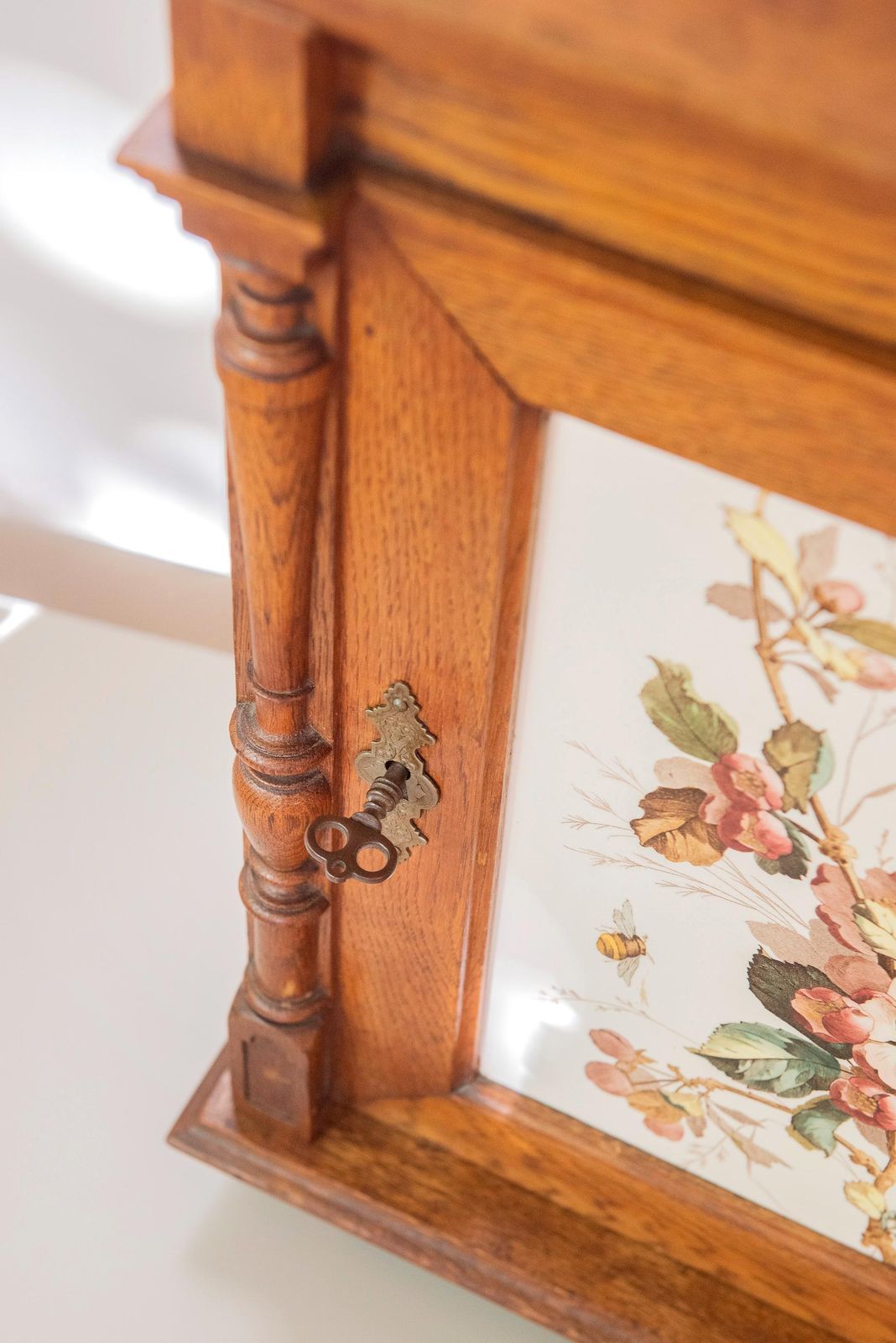 Armoire murale néo-gothique allemande d'époque en chêne sculpté, avec panneau de carreaux floraux photo for sale